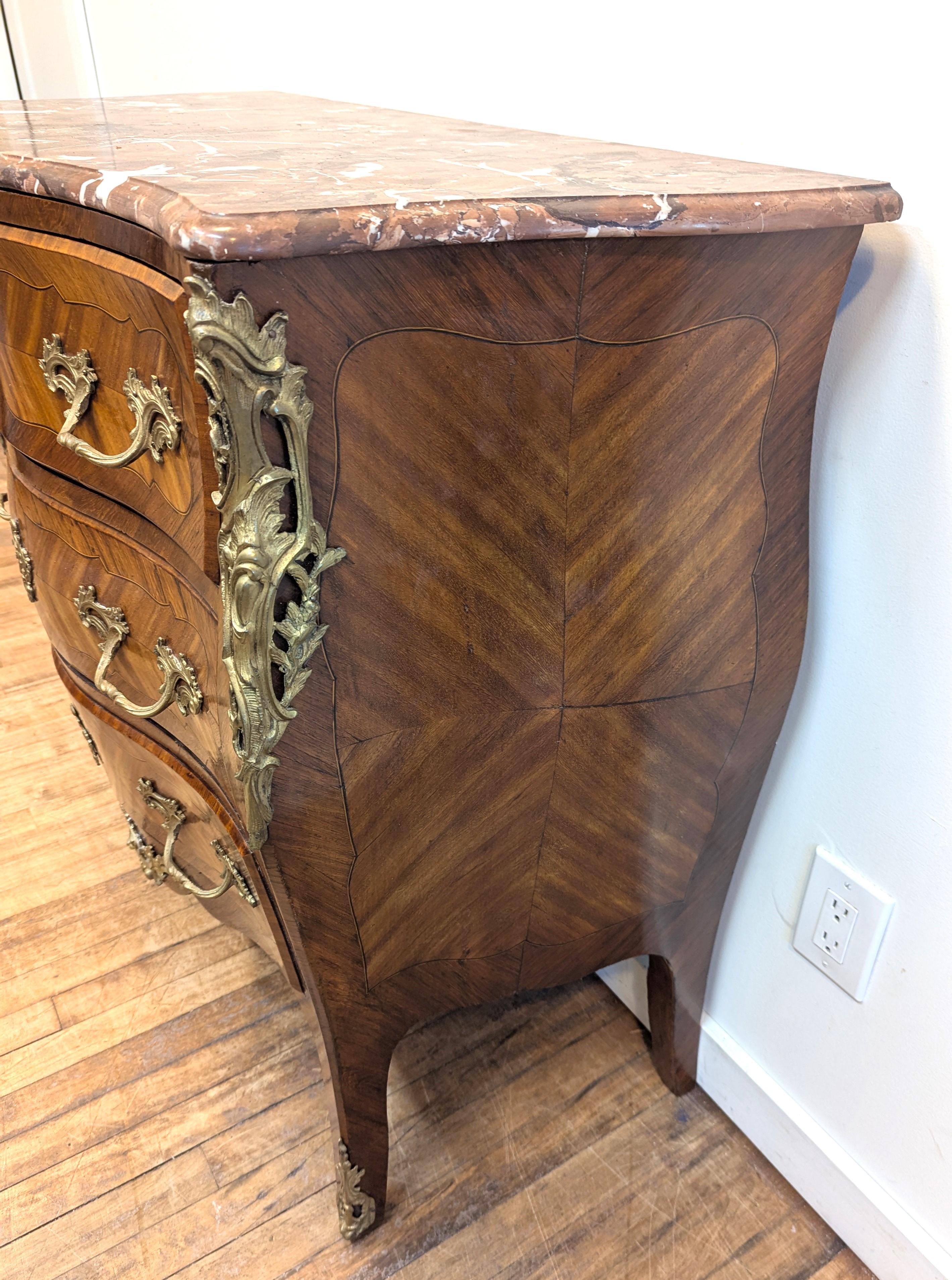 Luigi XV Commode francese del XIX secolo, cassettone con piano in marmo in vendita