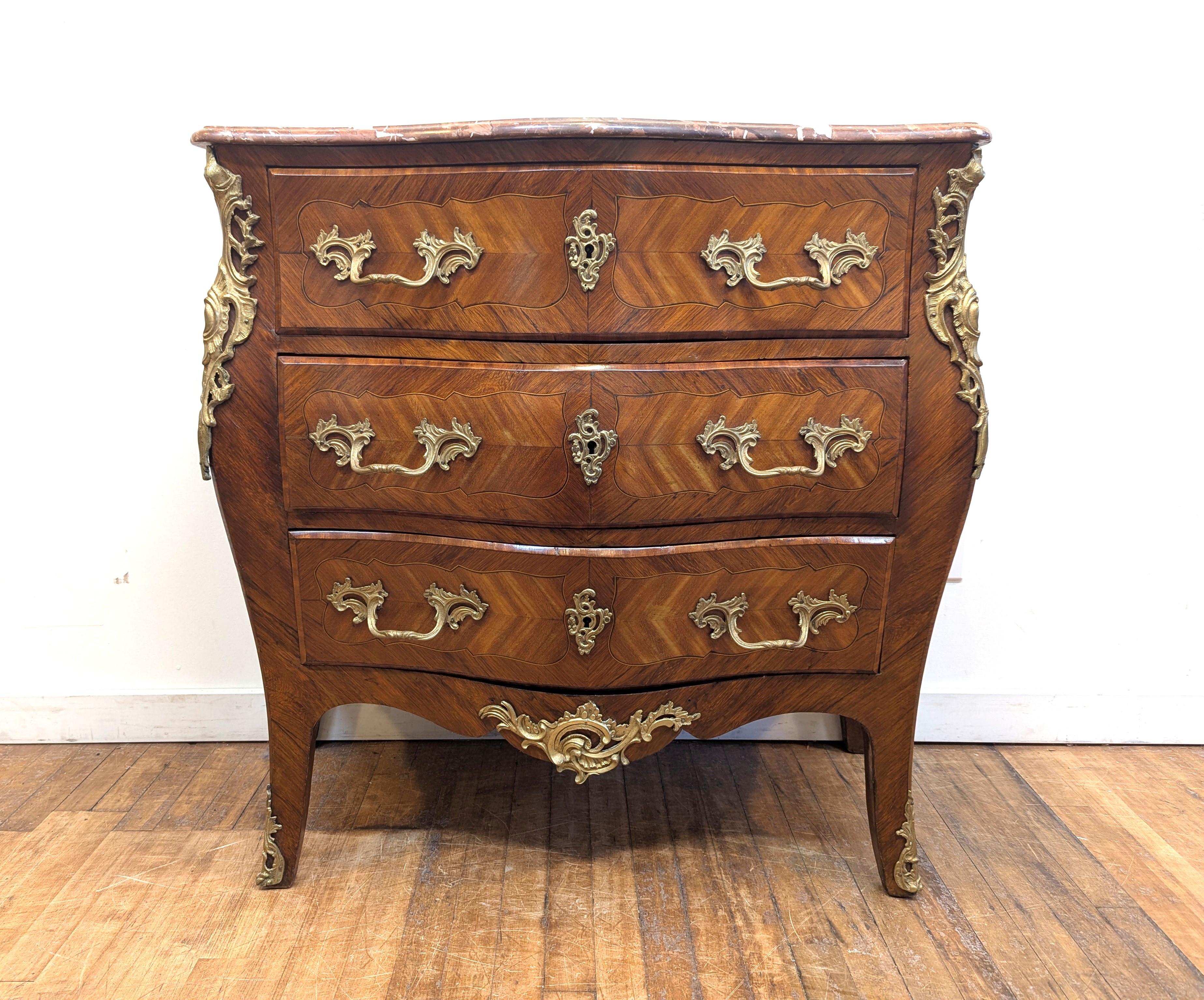 Commode francese del XIX secolo, cassettone con piano in marmo In condizioni buone in vendita a New York, NY