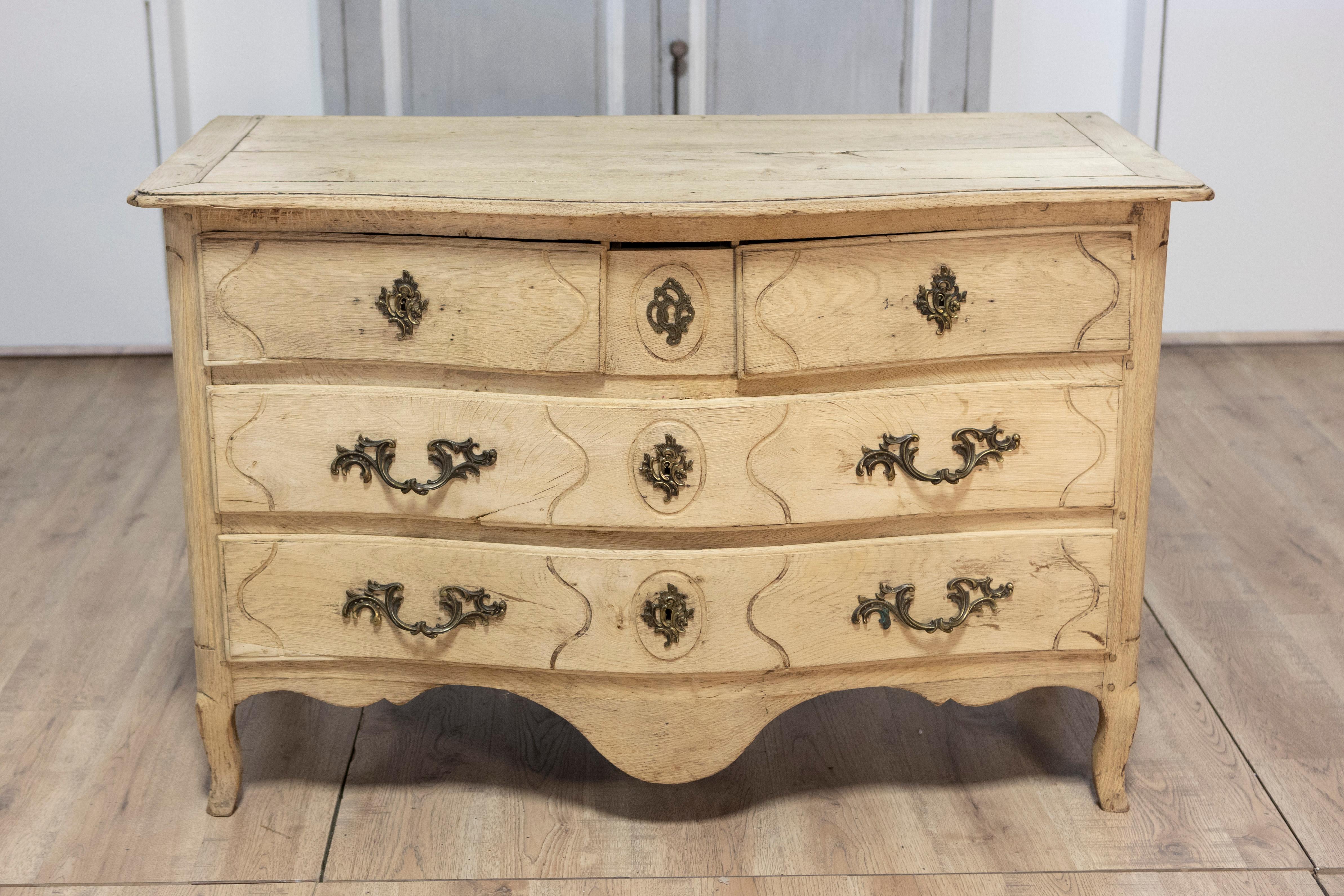Questa commode francese del XIX secolo è uno splendido esempio dello stile Luigi XV, con un grazioso frontale a serpentina e lati realizzati in rovere massiccio. Le curve eleganti del mobile, tra cui il grembiule smerlato e le gambe cabriole,
