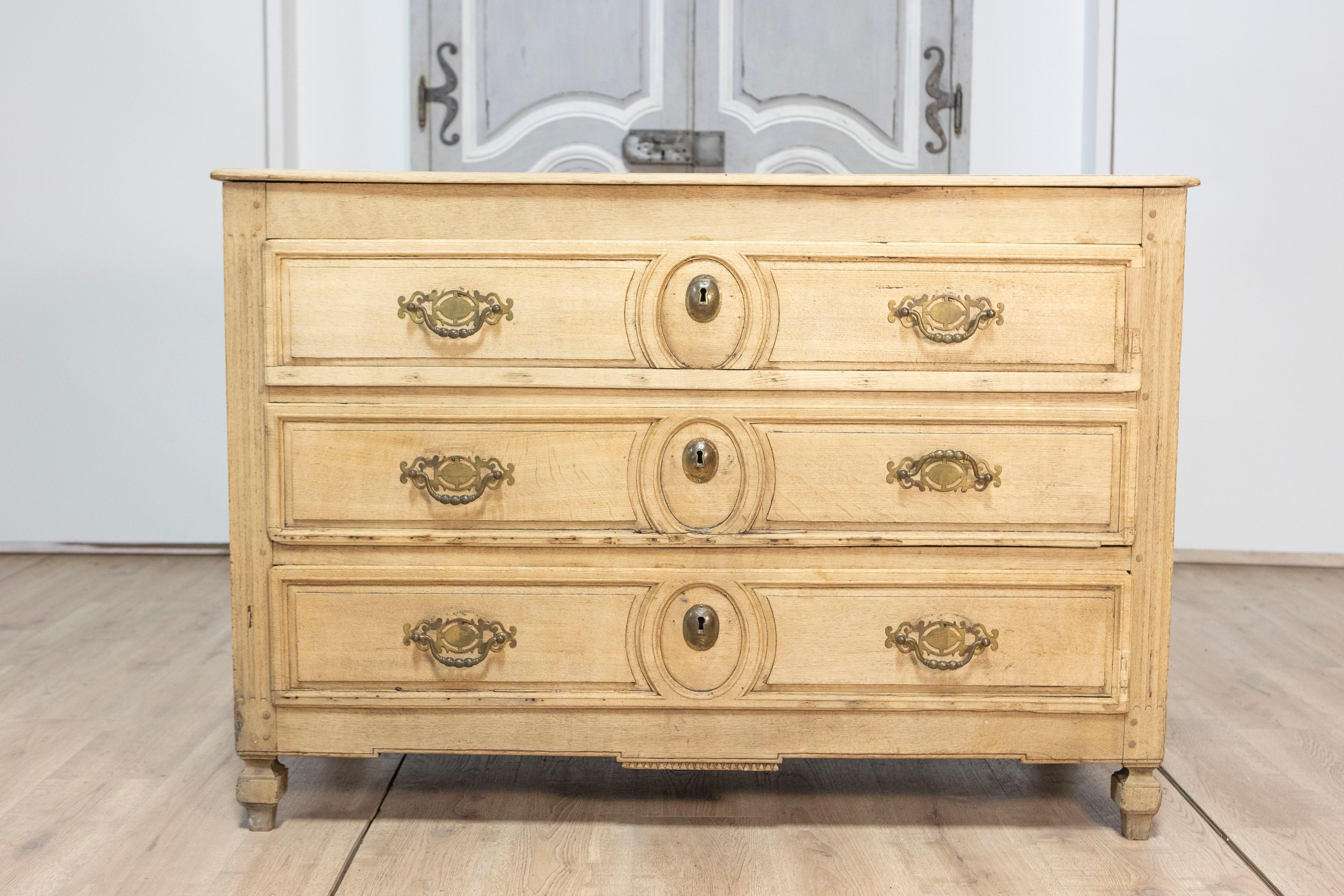 Una bellissima commode francese del XIX secolo, che mette in mostra l'eleganza e la maestria del design classico francese. Questo pezzo sostanzioso presenta tre cassetti spaziosi, ognuno dei quali è incorniciato da dettagli modanati e ornato da