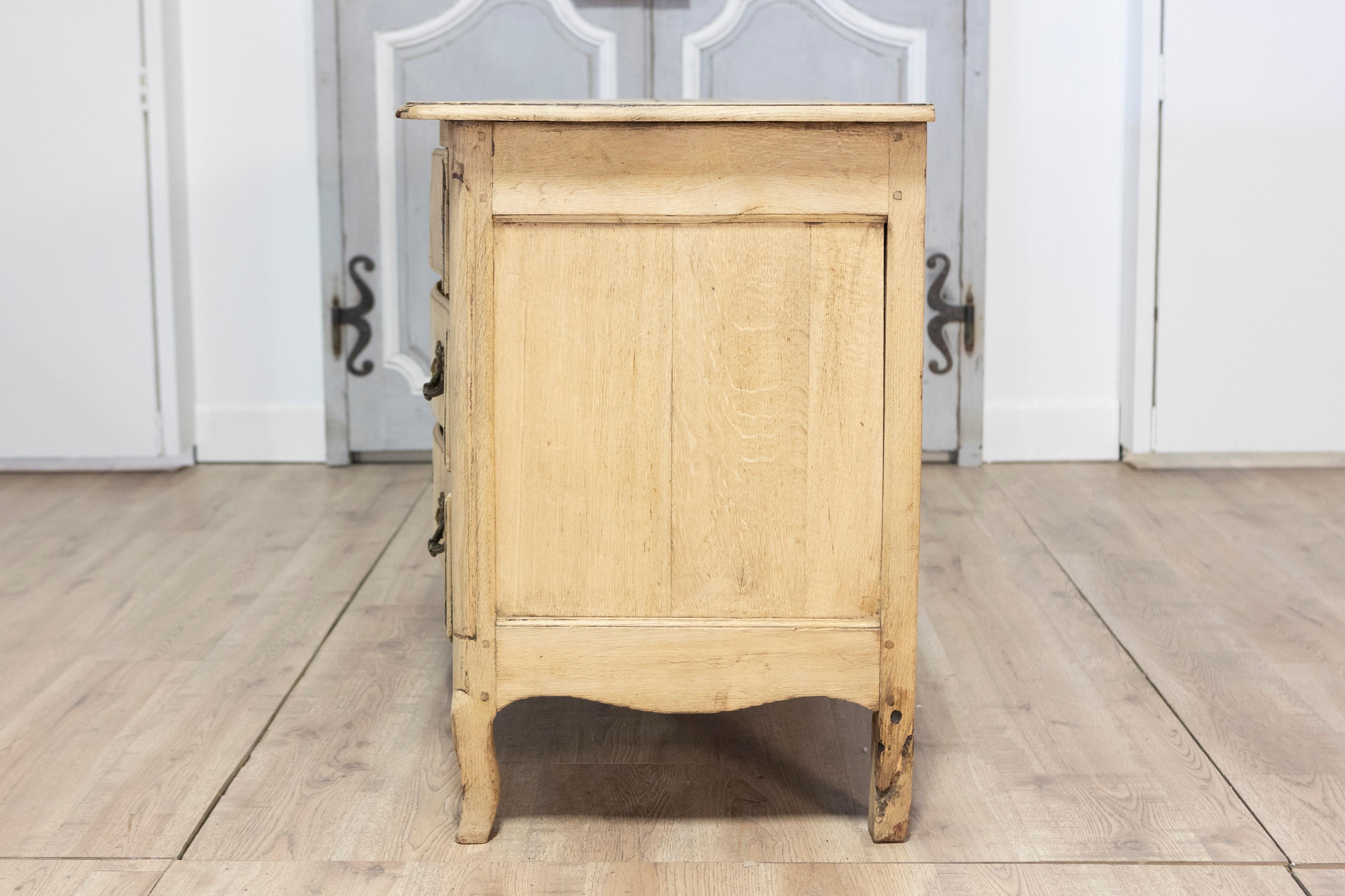 Intagliato a mano Commode francese del XIX secolo in vendita