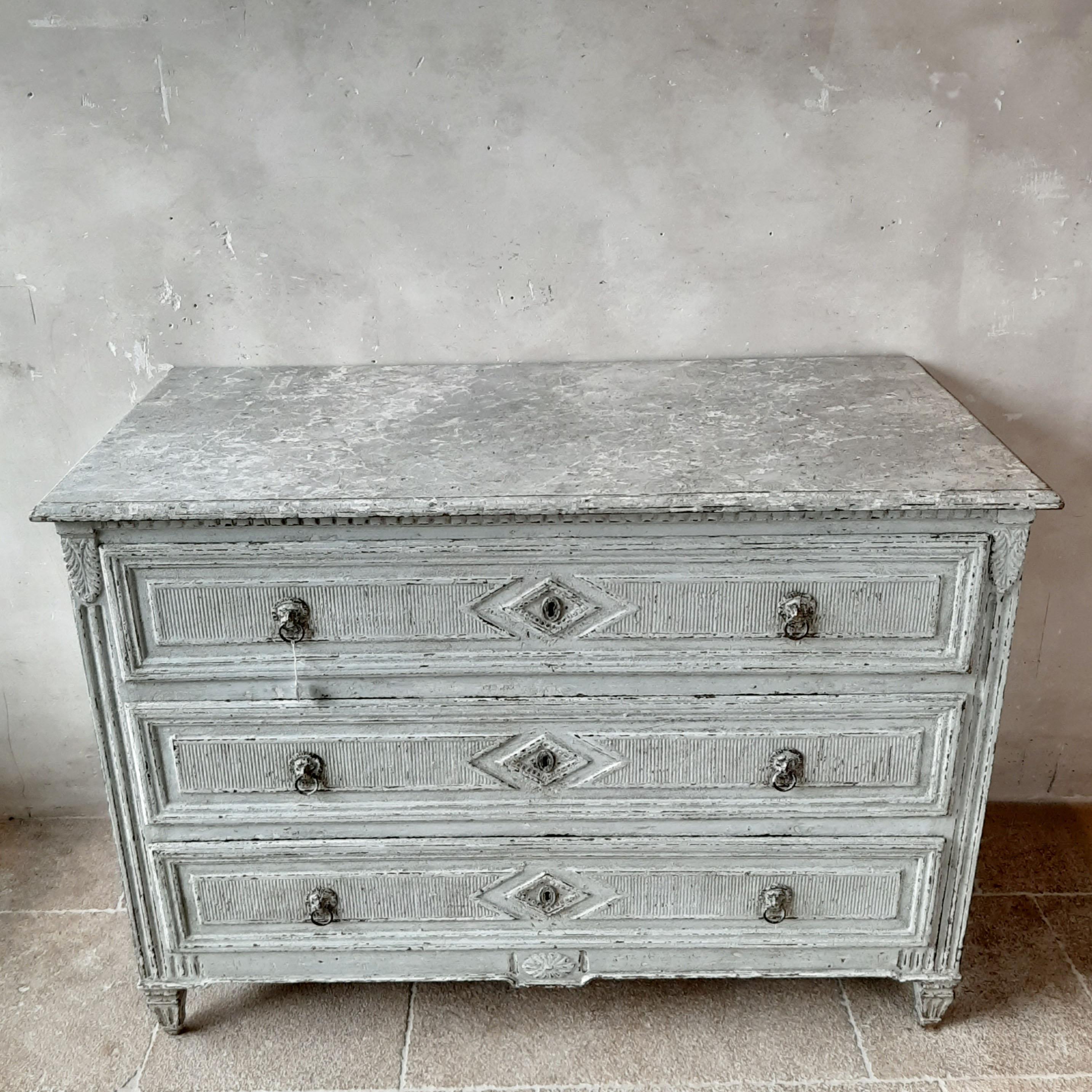 19th Century French Commode of Grey Patinated Wood In Good Condition In Baambrugge, NL