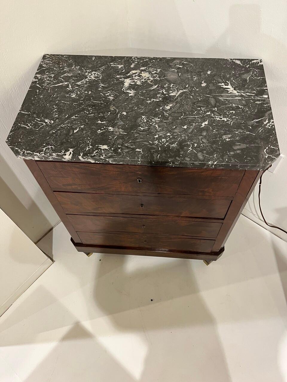 Cómoda francesa del siglo XIX con tapa de mármol estilo Louis Philippe
4 cajones, llave incluida