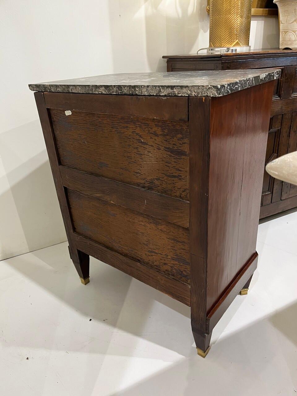 Cómoda francesa del siglo XIX con tapa de mármol en venta 3