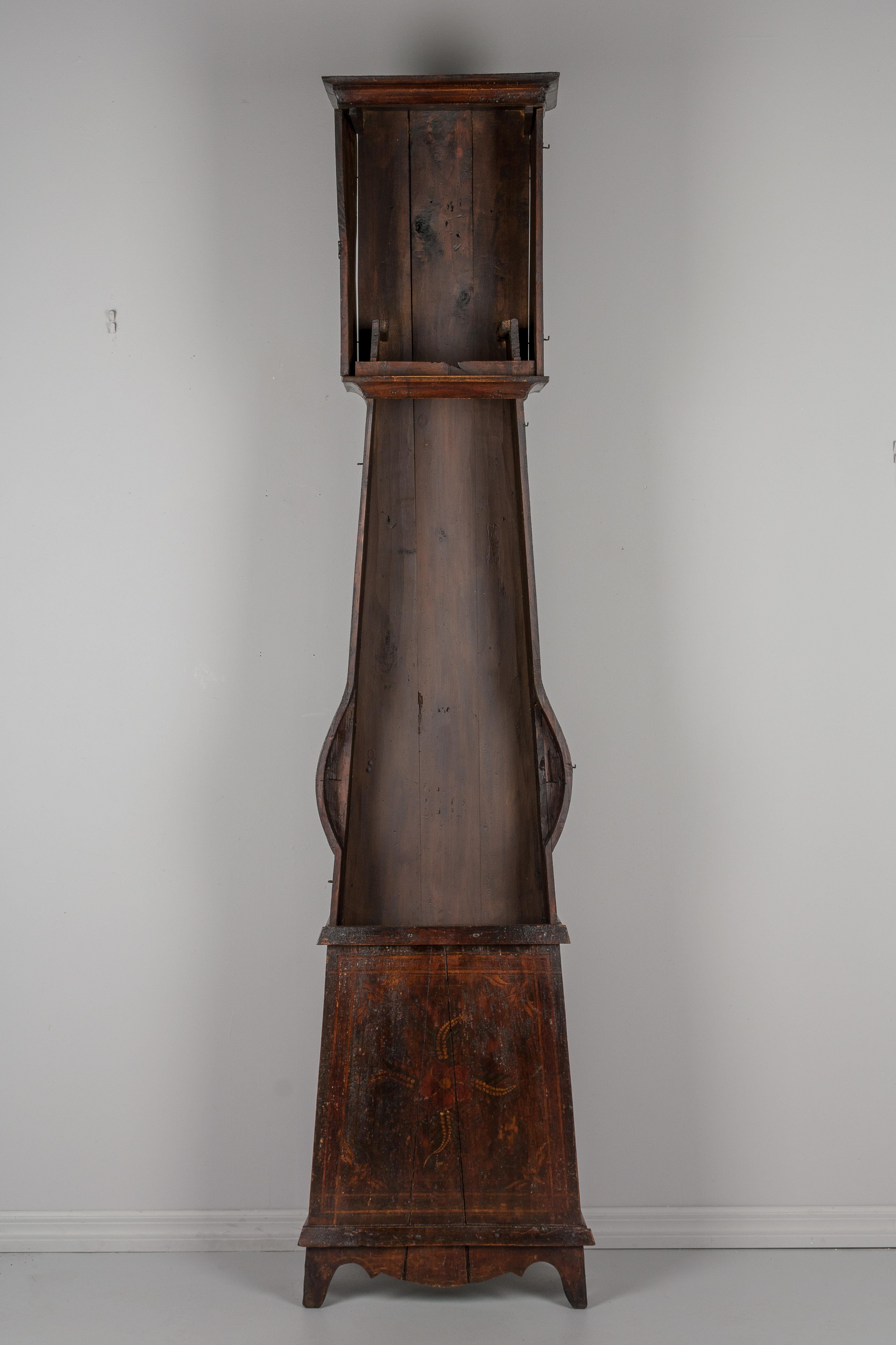 Une comtoise ou horloge de grand-père française du XIXe siècle, avec un boîtier en pin peint en polychrome et un pendule en laiton gaufré. Mouvement Morbier d'origine à sept jours, nettoyé professionnellement et en état de marche, avec un cadran en
