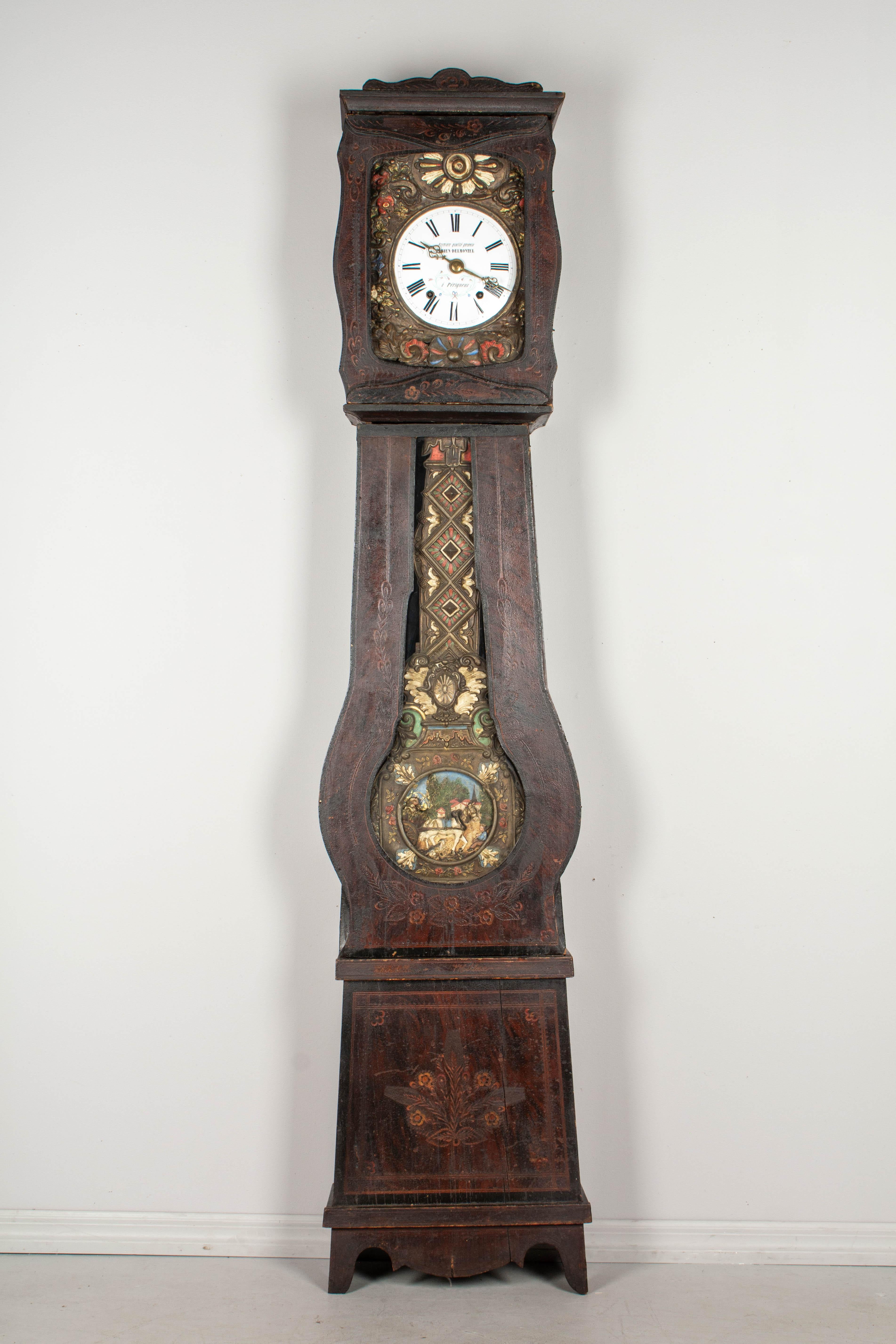 Une comtoise, ou horloge de grand-père, de style français, avec un boîtier en pin peint en polychromie et un pendule en laiton embossé. Mouvement Morbier original de sept jours, nettoyé professionnellement et en état de marche, avec un cadran en