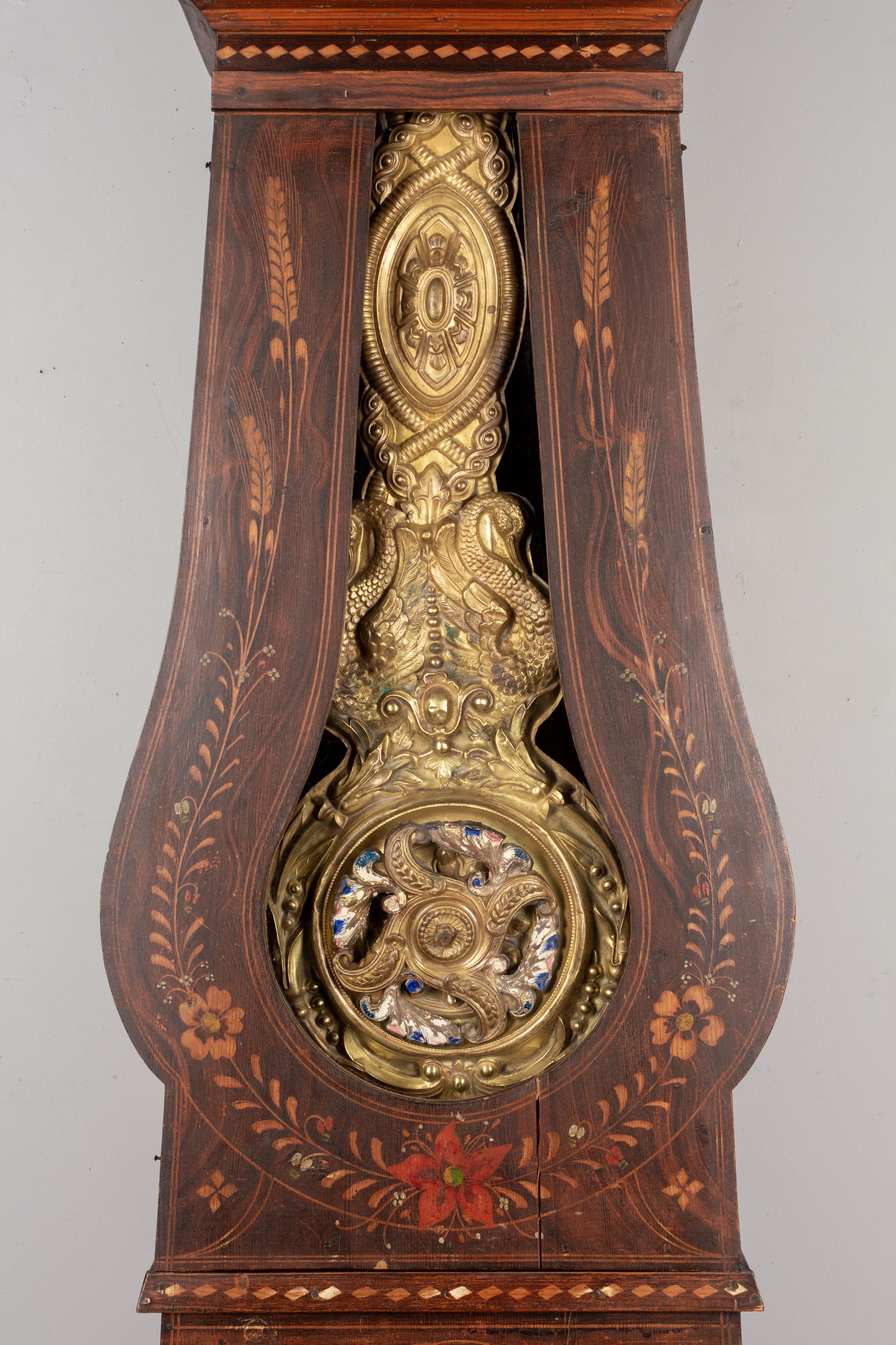 Embossé Pendule comtoise française du 19ème siècle avec pendule automatique en vente
