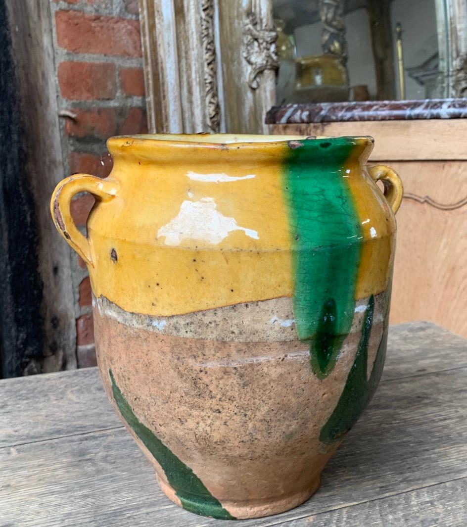 Un bel vaso Confit francese del XIX secolo con una rara glassa di colore giallo e verde.