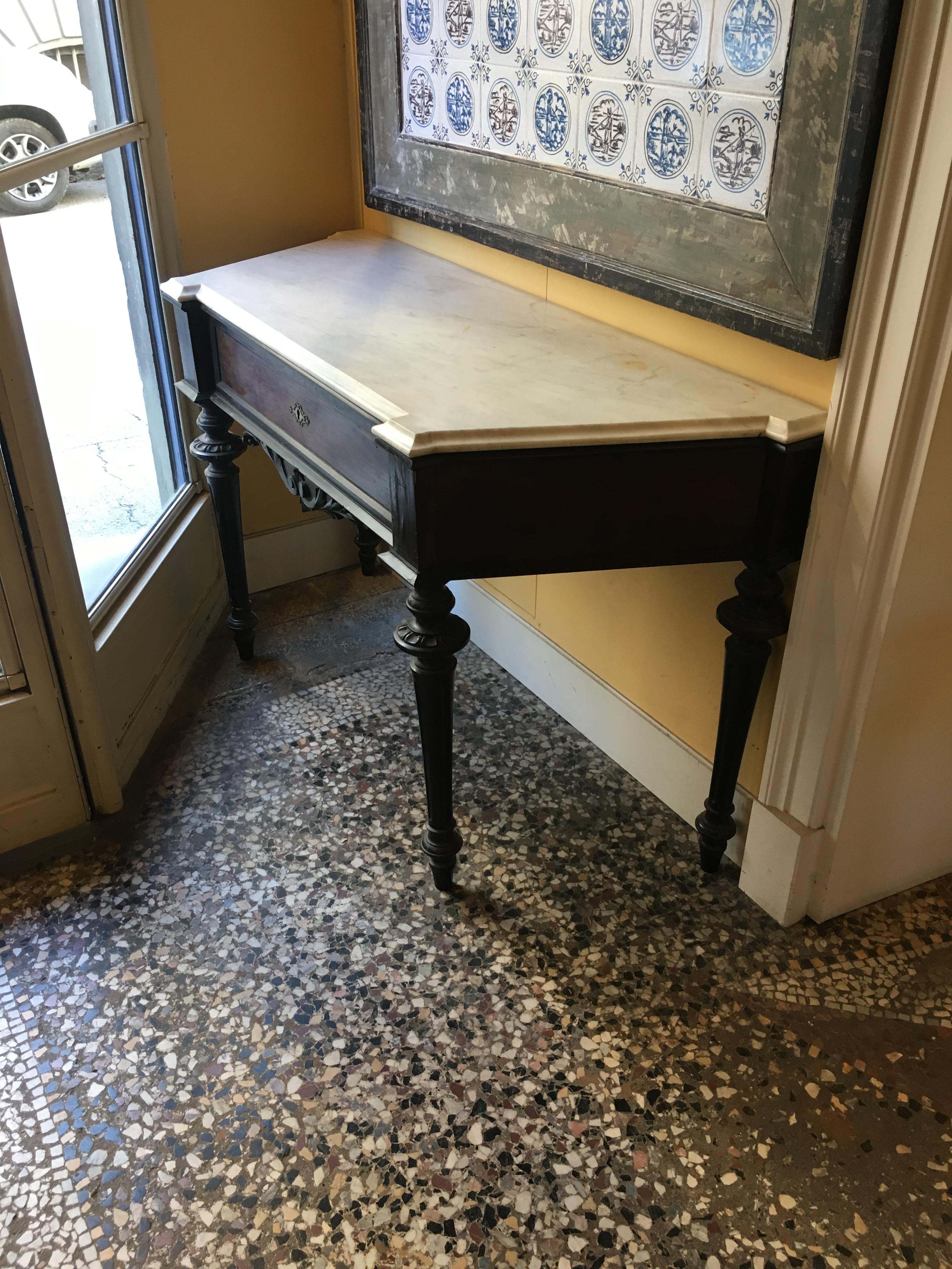 19th Century French Console with Carrara Marble Top and Black Lacquered Legs (Viktorianisch) im Angebot