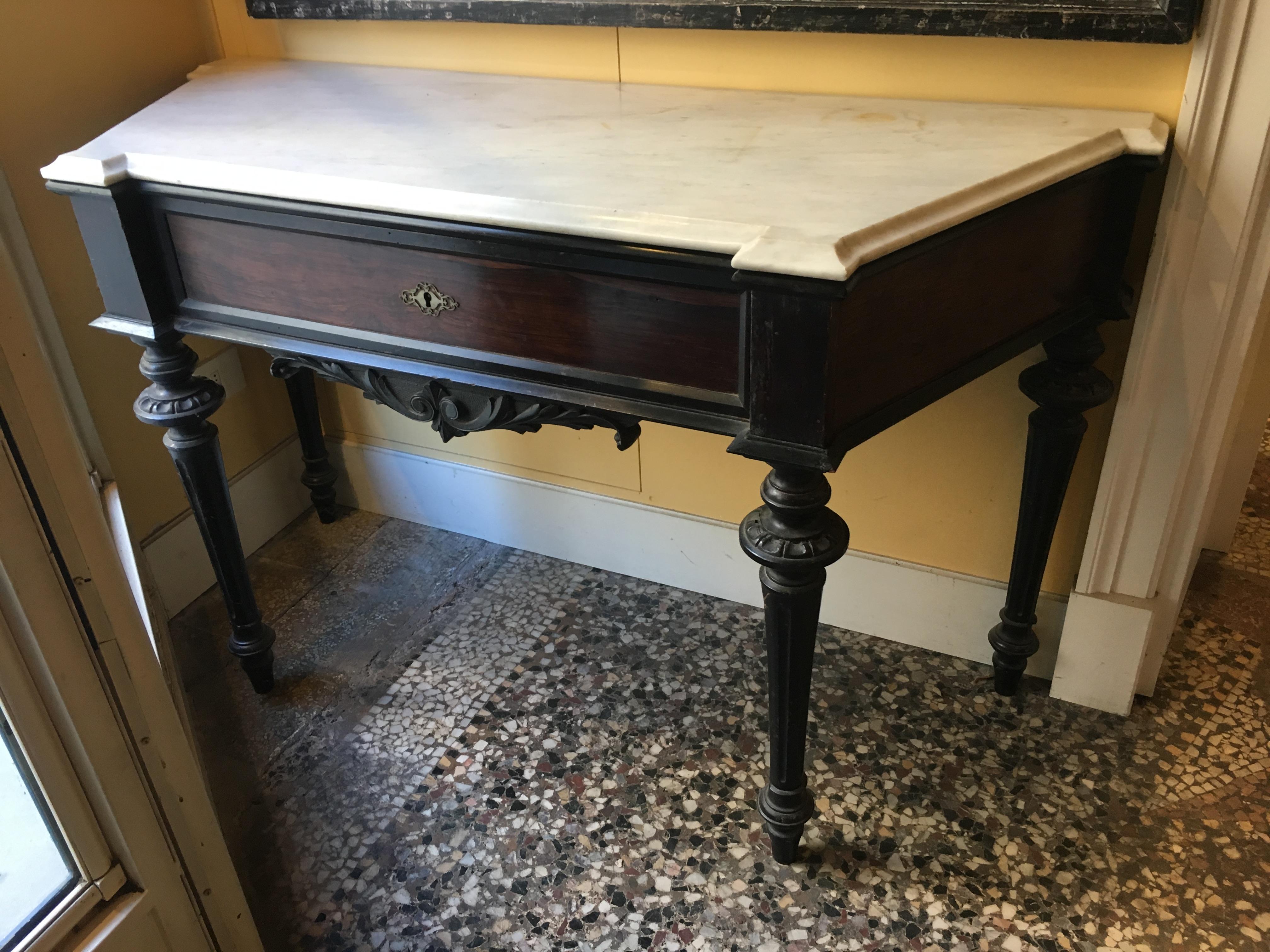 19th Century French Console with Carrara Marble Top and Black Lacquered Legs (Spätes 19. Jahrhundert) im Angebot