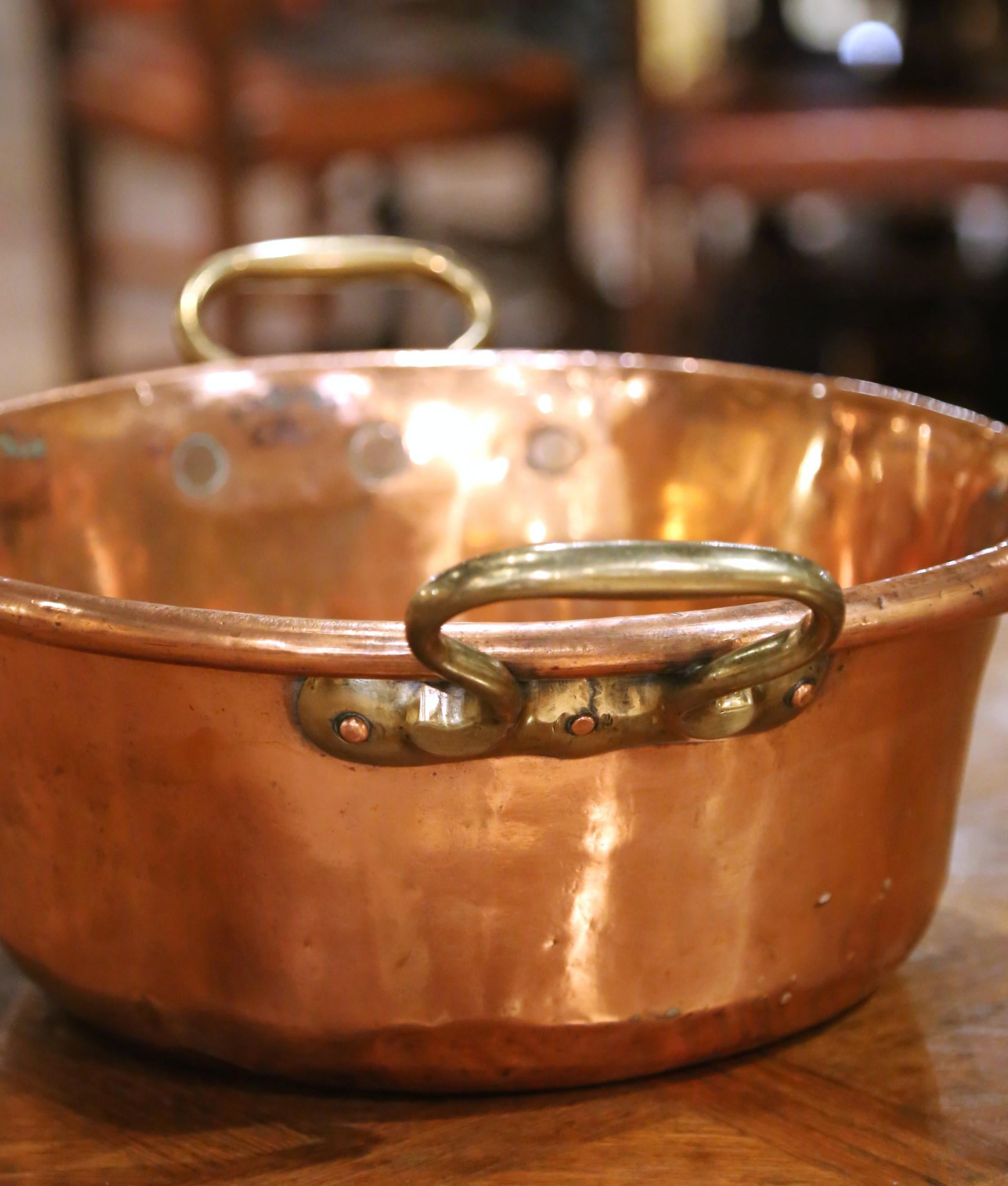 Francese 19th Century French Copper and Brass Jelly Boiling Bowl from Normandy in vendita