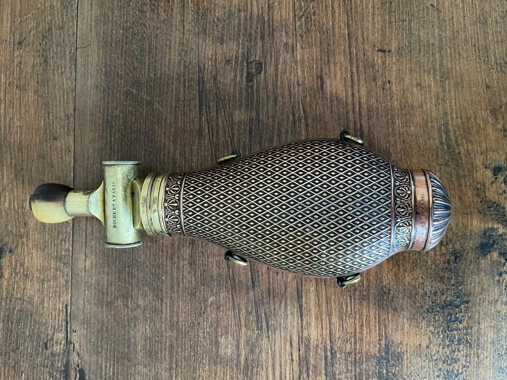 19th Century French Copper and Brass Military Powder Flask In Good Condition For Sale In LEGNY, FR