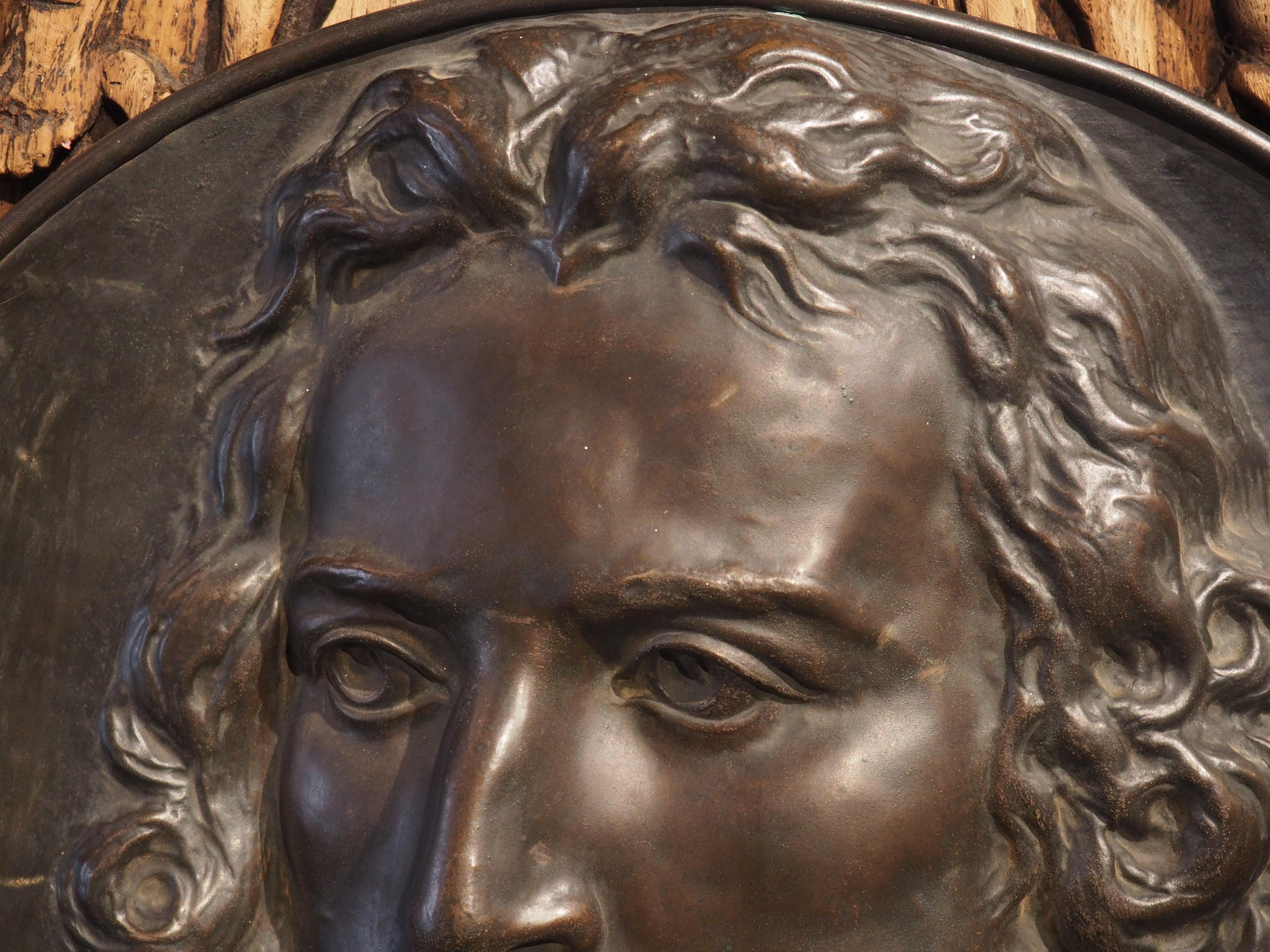 Cuivre Plaque en bas-relief en cuivre français du XIXe siècle représentant un jeune noble en vente