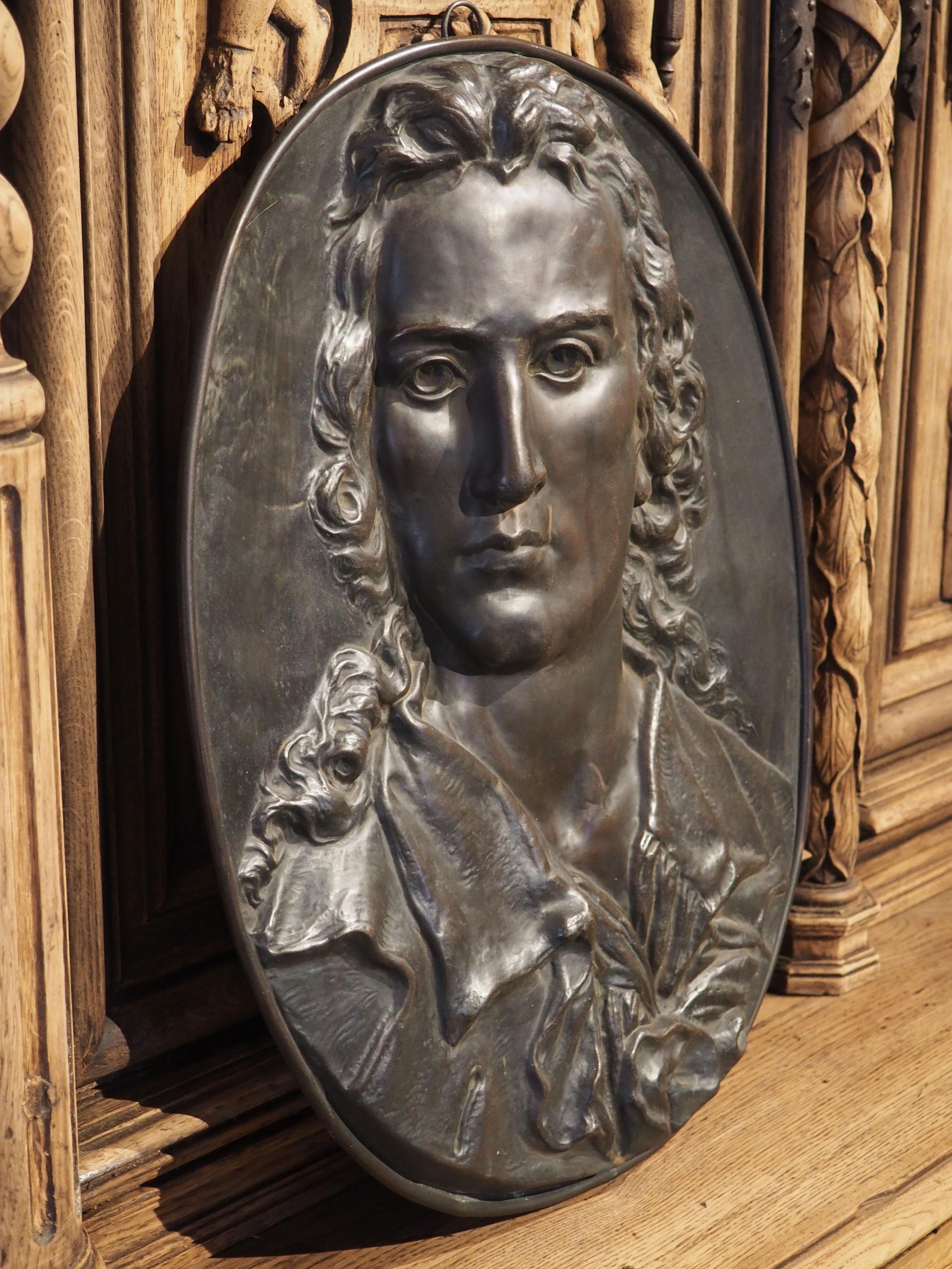 Plaque en bas-relief en cuivre français du XIXe siècle représentant un jeune noble en vente 2