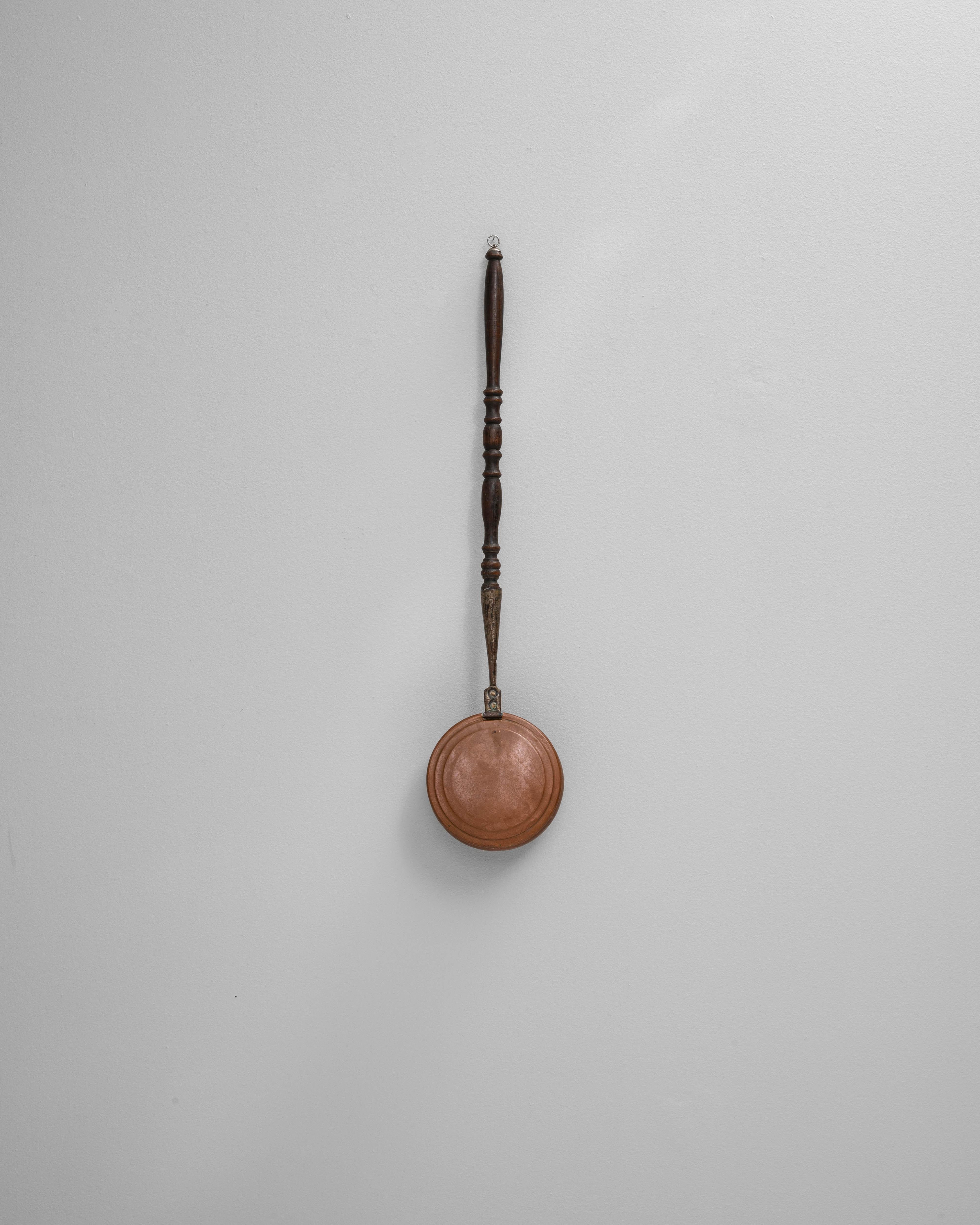 Chauffe-lit en cuivre français du 19e siècle, comprenant une magnifique casserole en cuivre patiné avec un couvercle à charnière et une poignée en bois finement tournée. Traditionnellement remplie de charbons ardents et placée sous les couvertures