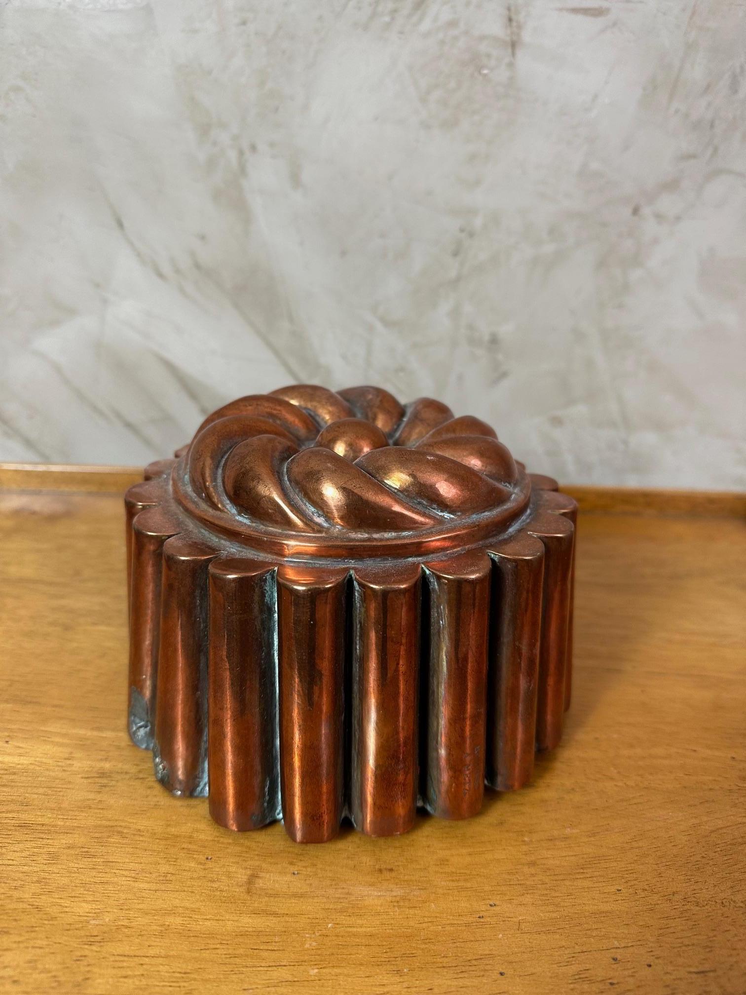 Bellissimo stampo per dolci in rame del XIX secolo.
In condizioni originali, ma in ottime condizioni.
Ideale per la decorazione della cucina.