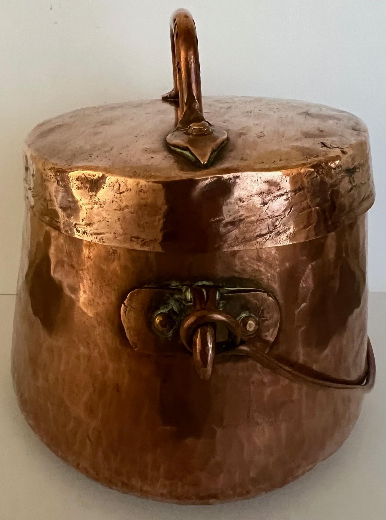 Chaudron en cuivre français du 19e siècle Couvercle et poignée en vente 2