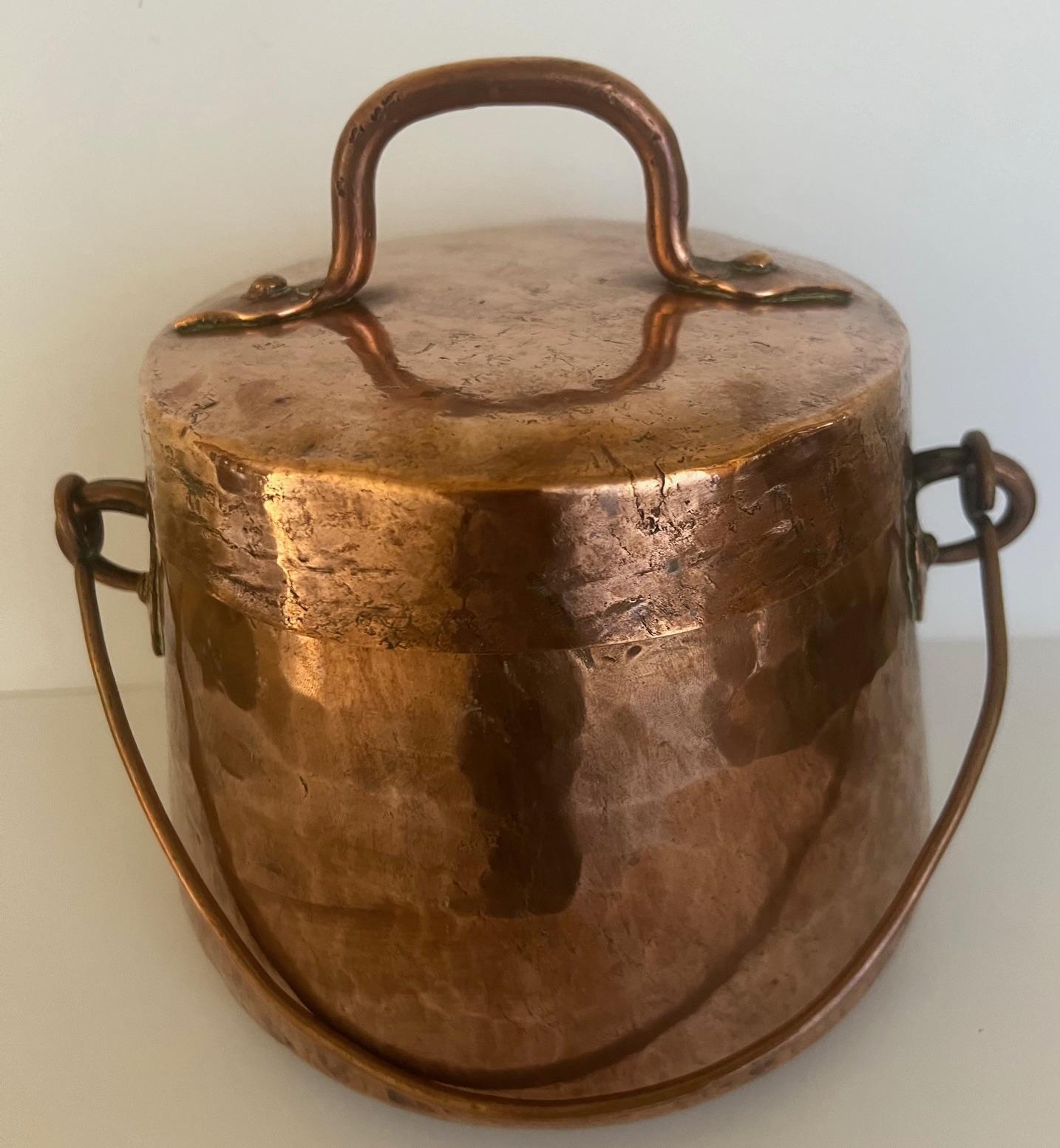 Chaudron en cuivre français du 19e siècle Couvercle et poignée en vente 3