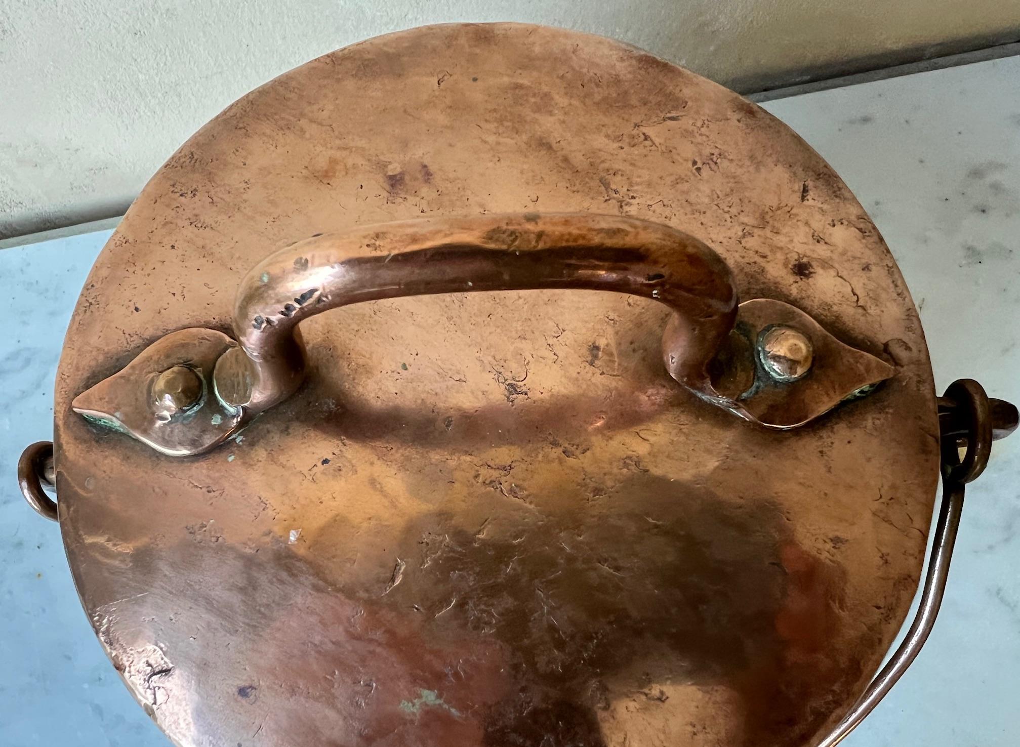 Chaudron en cuivre français du 19e siècle Couvercle et poignée en vente 4