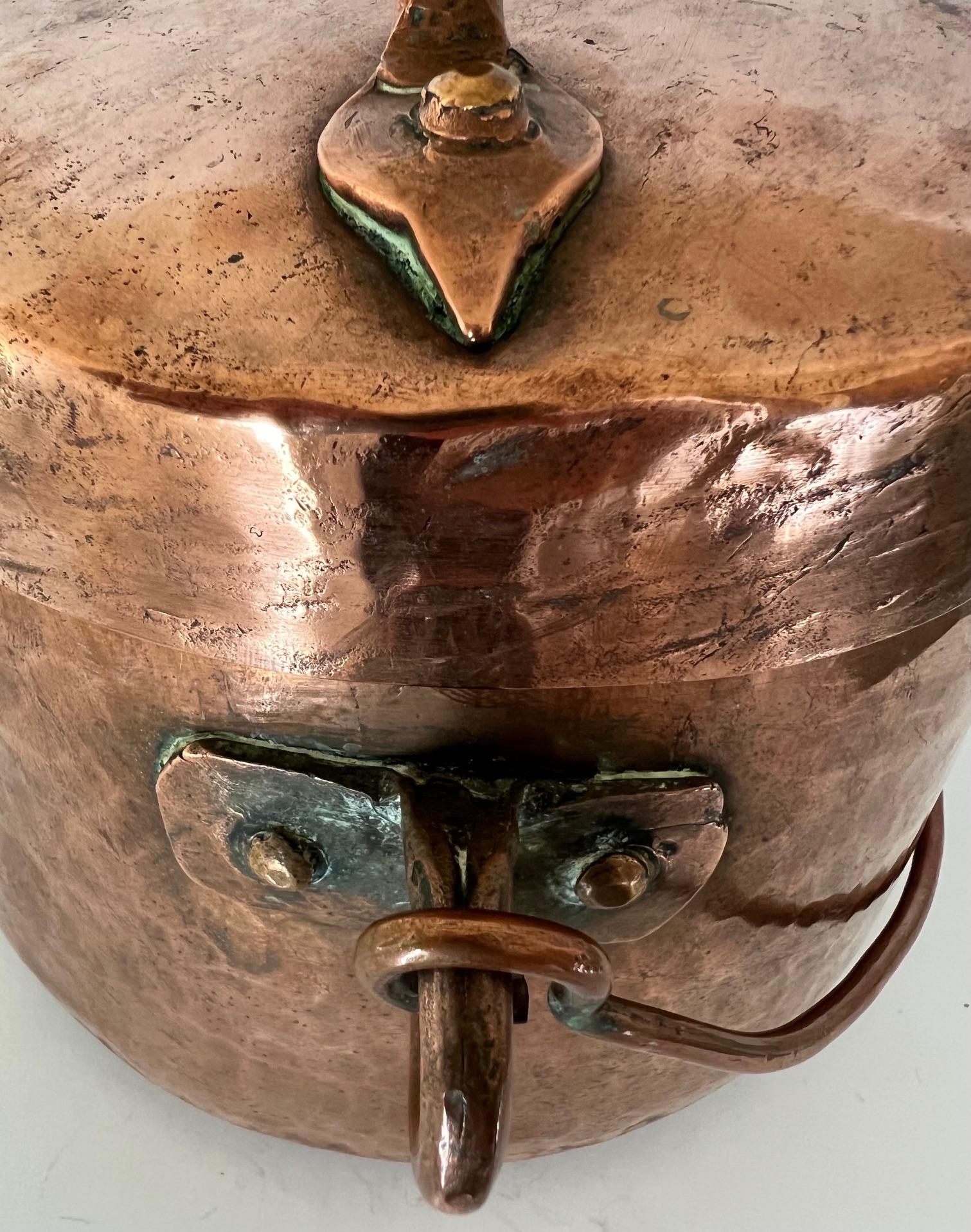 Chaudron en cuivre français du 19e siècle Couvercle et poignée en vente 6