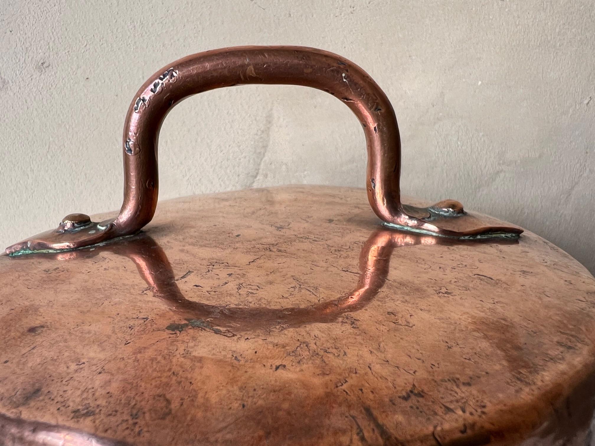 Chaudron en cuivre français du 19e siècle Couvercle et poignée en vente 8