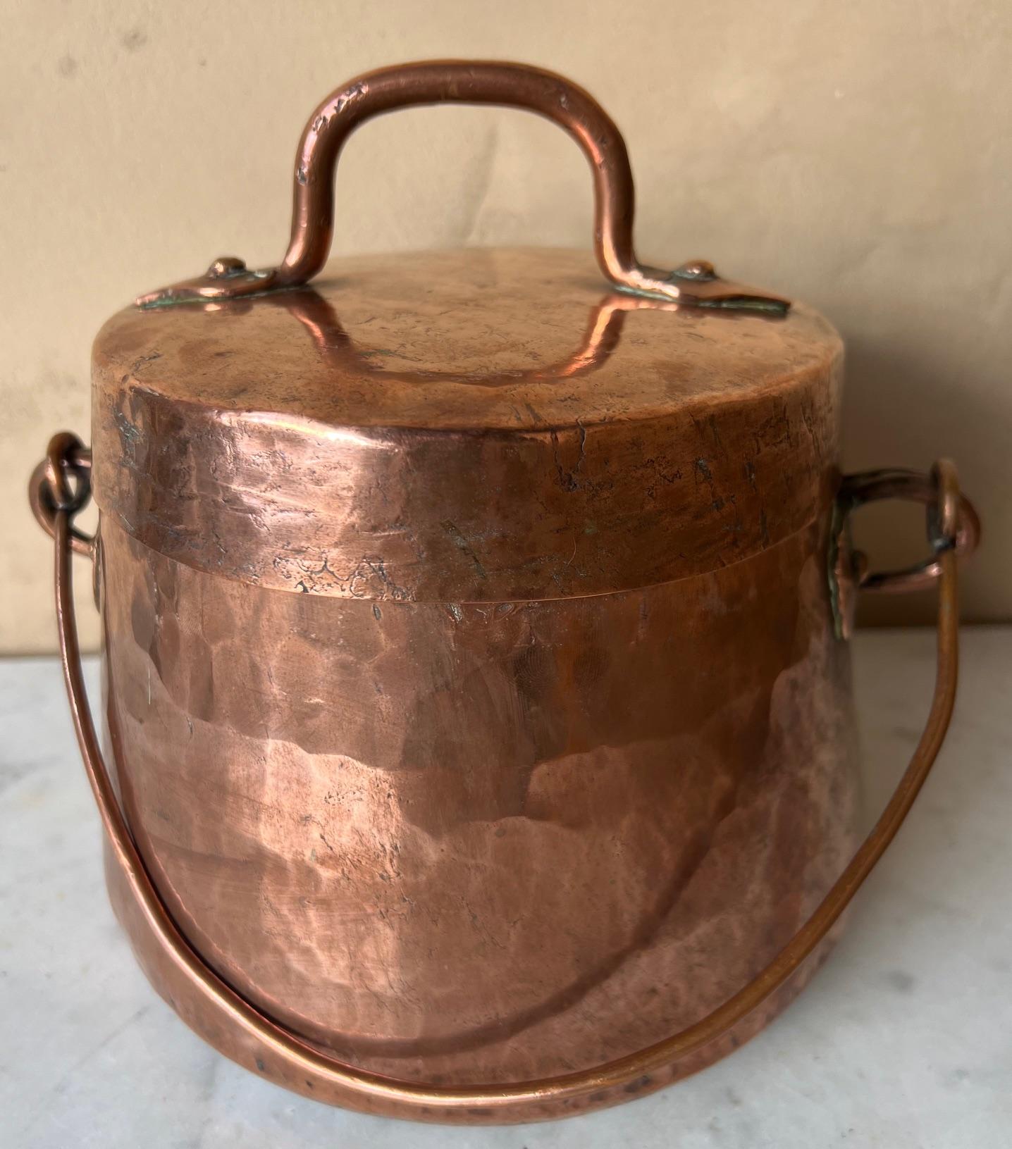 Chaudron en cuivre français du 19e siècle Couvercle et poignée en vente 9
