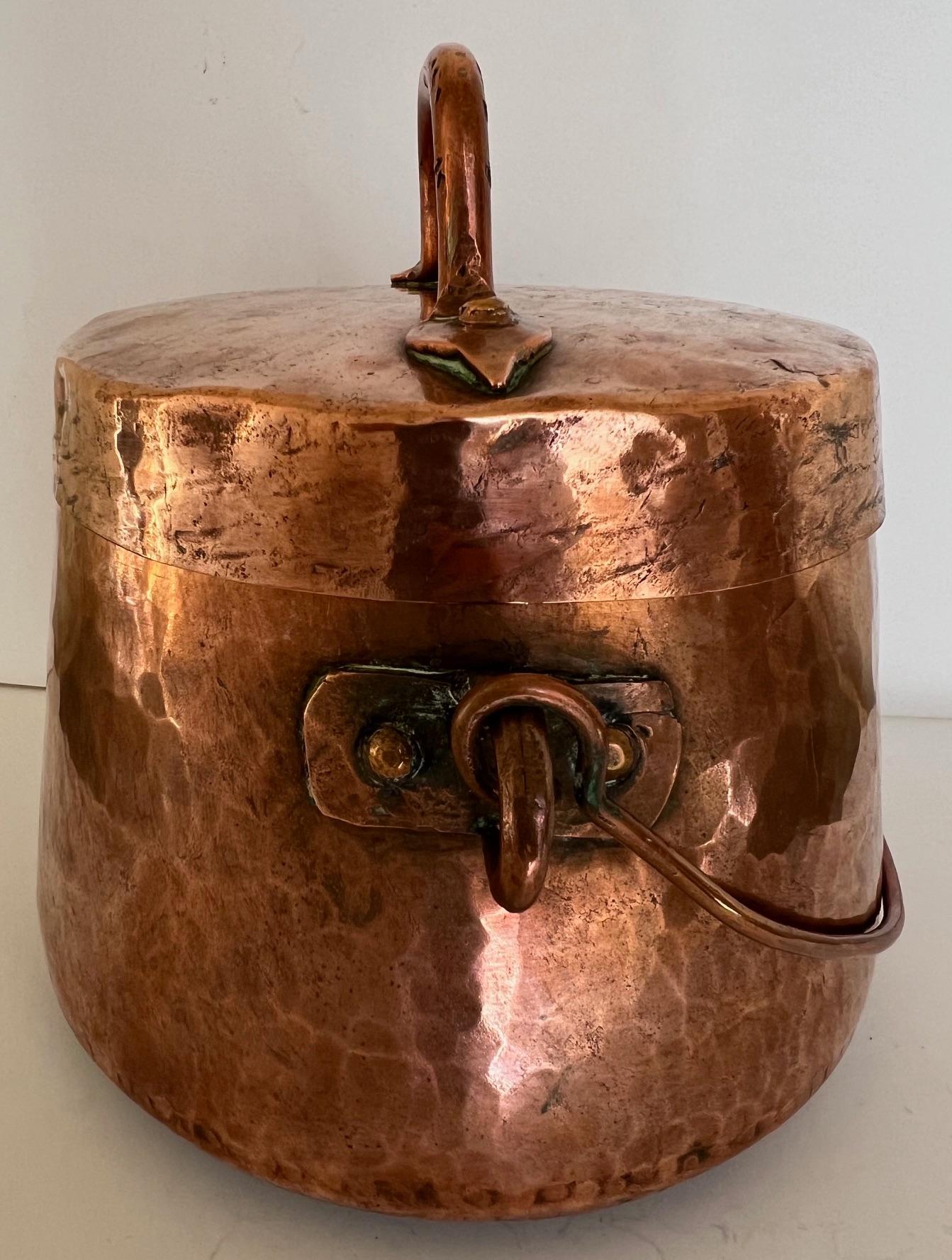 Martelé Chaudron en cuivre français du 19e siècle Couvercle et poignée en vente