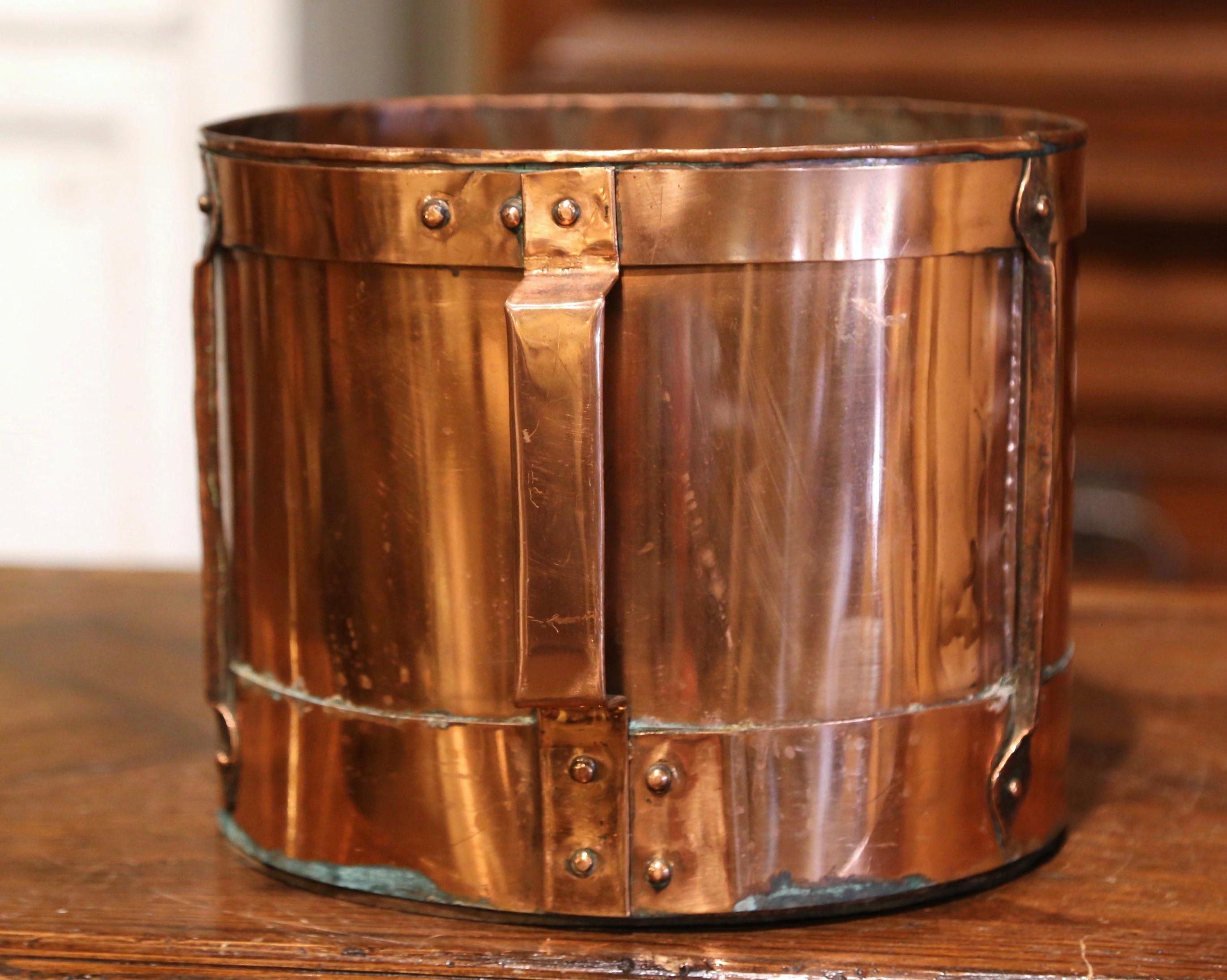 This antique grain measuring recipient was crafted in France, circa 1870. The bucket features copper strapping motifs, forged nails on the outside and two side handles. The measuring tool is in excellent condition, and has a rich copper polished
