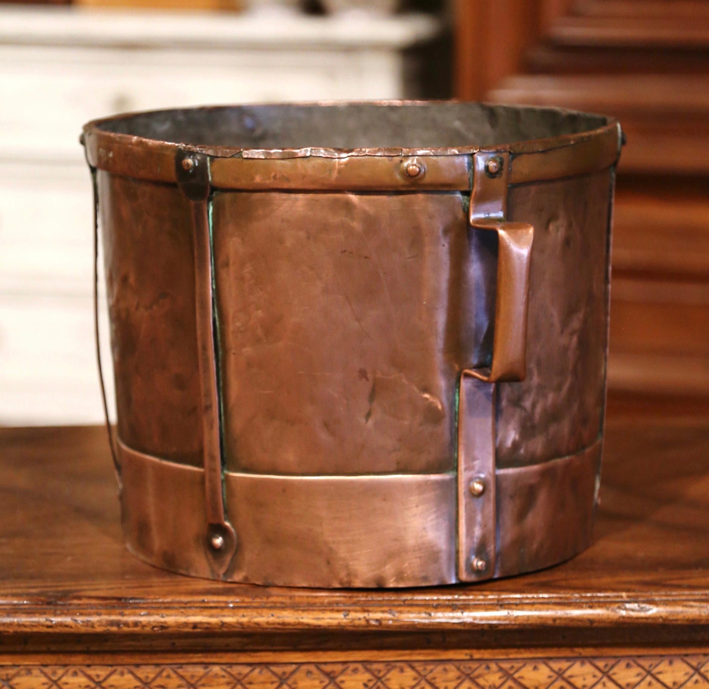 This antique grain measuring recipient was crafted in France, circa 1870. The bucket features copper strapping motifs, forged nails on the outside and two side handles. The measuring tool is in excellent condition, and has a rich copper polished