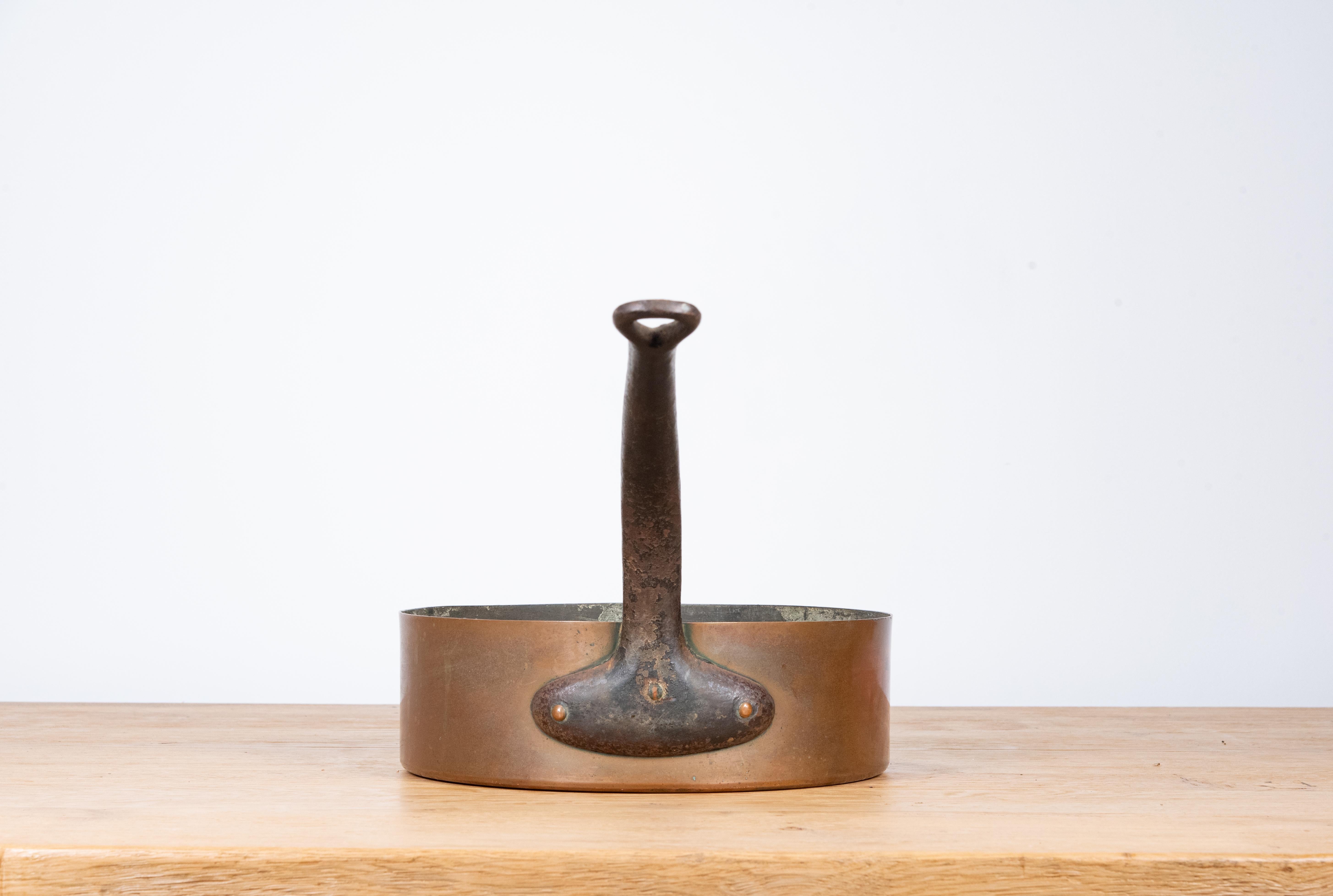 19th Century French Copper Pan From Serrant In Good Condition In Austin, TX