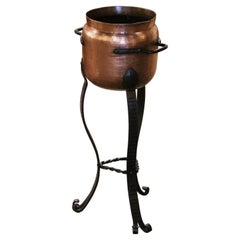 Jardinière française en cuivre du 19ème siècle sur support intégral en fer forgé à trois pieds