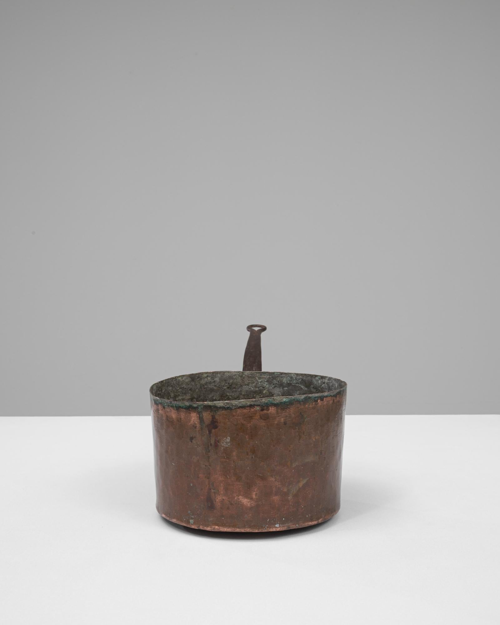 Dieser französische Kupfertopf aus dem 19. Jahrhundert zeigt die Schönheit von handgeschmiedetem Kochgeschirr und die Patina, die nur die Zeit hervorbringen kann. Die aus dickem, gehämmertem Kupfer gefertigte Kanne weist eine reich strukturierte