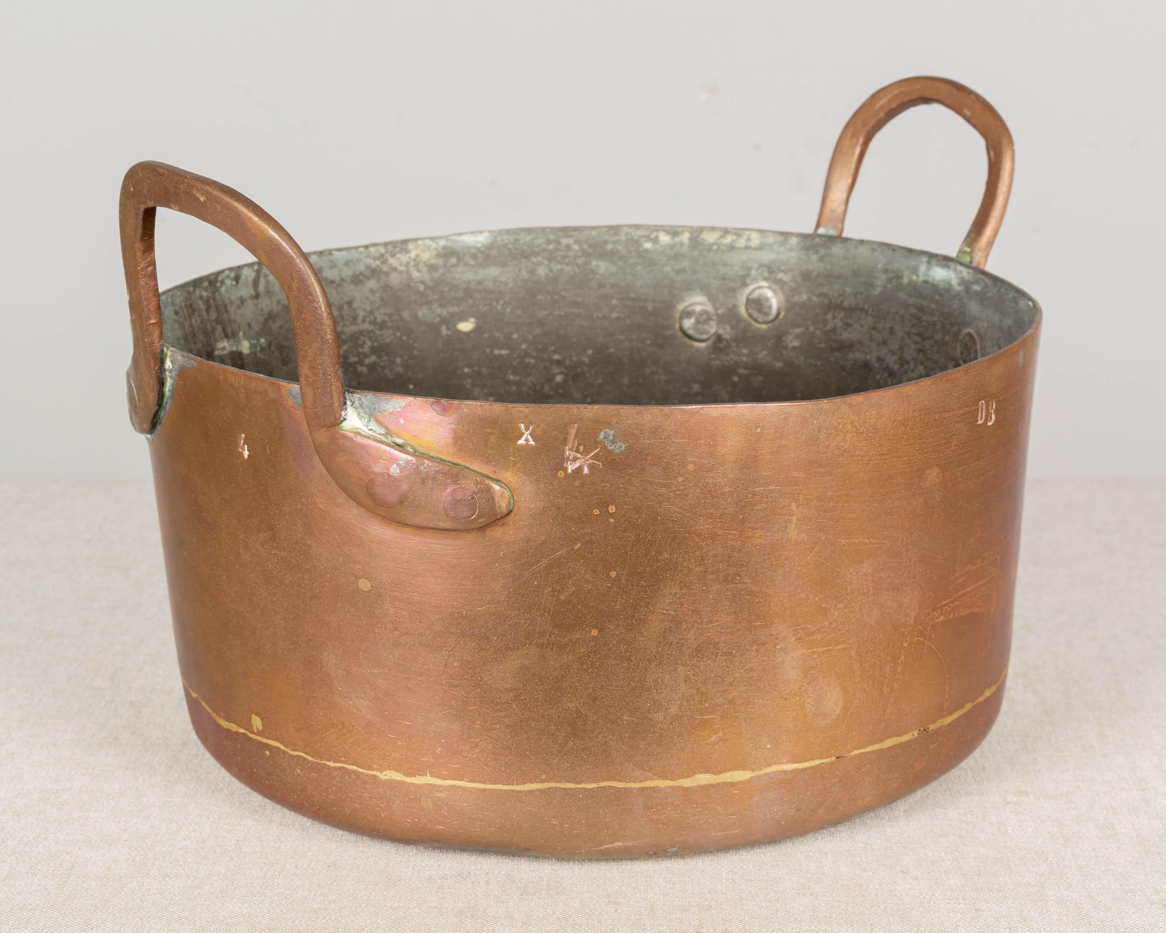 Hammered 19th Century French Copper Pot For Sale