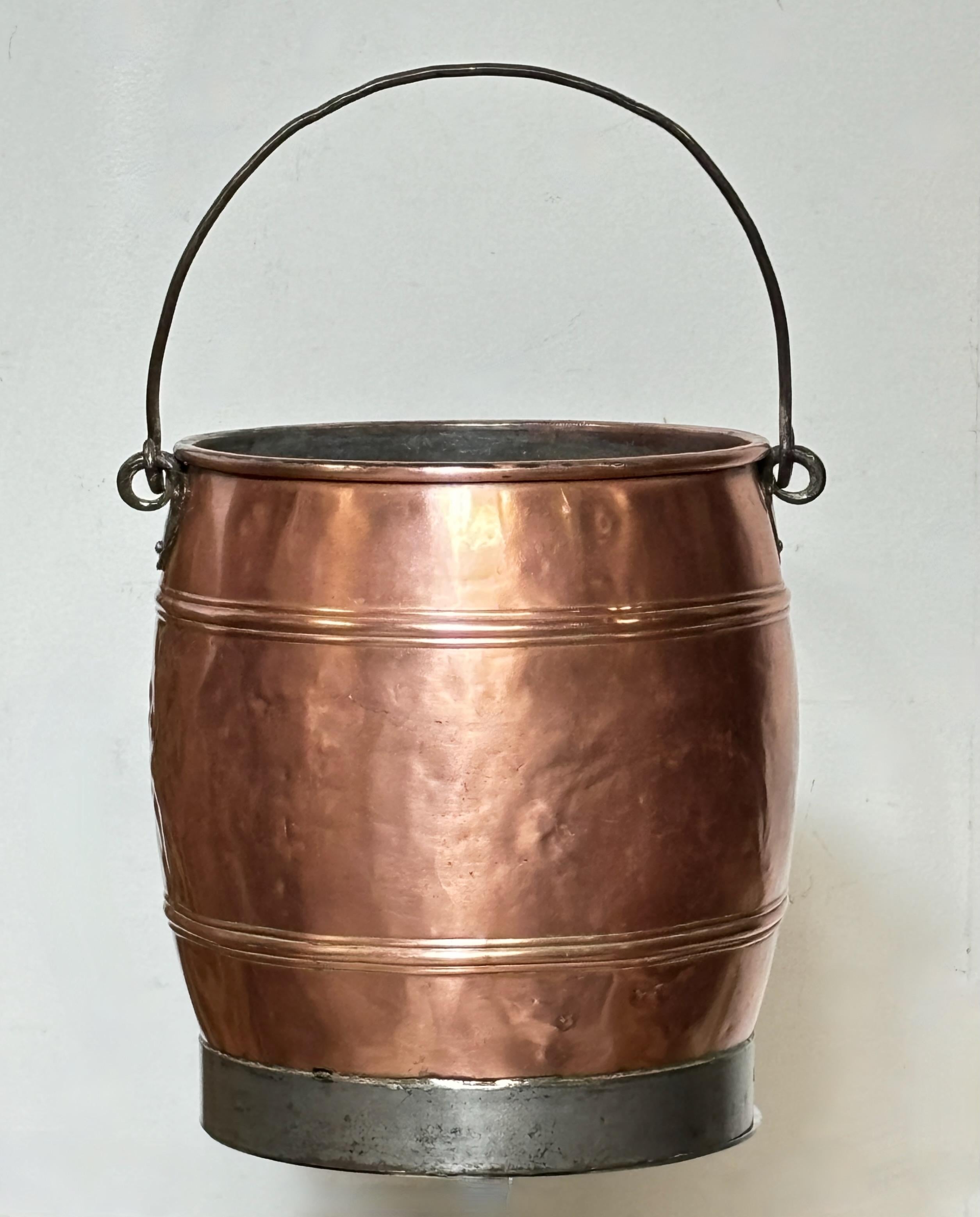 Grazioso secchio in rame e acciaio realizzato a mano all'inizio del XIX secolo (forse prima) con giunture a coda di rondine e rivestimento in stagno.
Molto probabilmente in origine veniva utilizzato per l'acqua o il latte, ma potrebbe anche essere