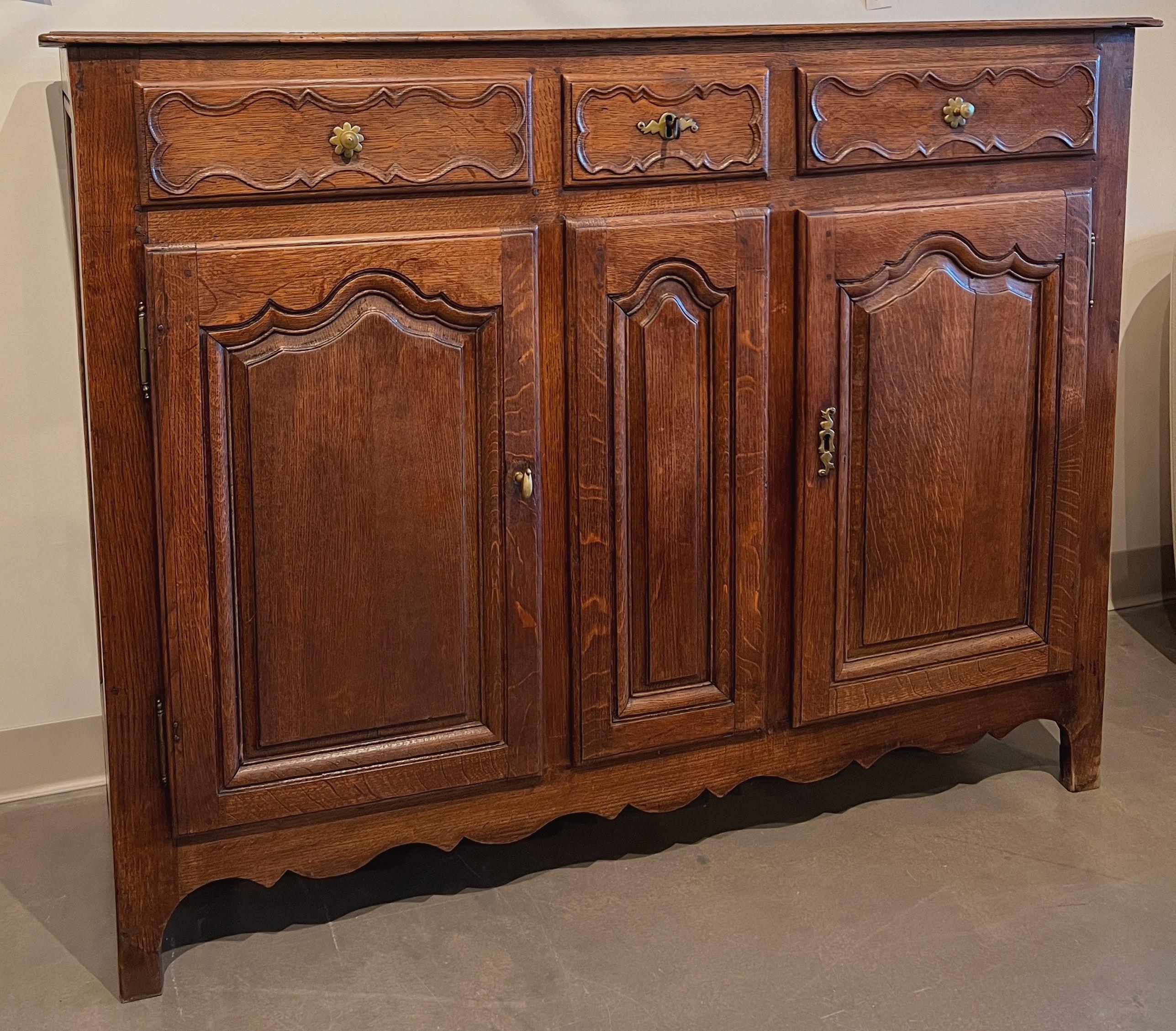 French Provincial 19th Century French Country Louis XV Oak Buffet For Sale