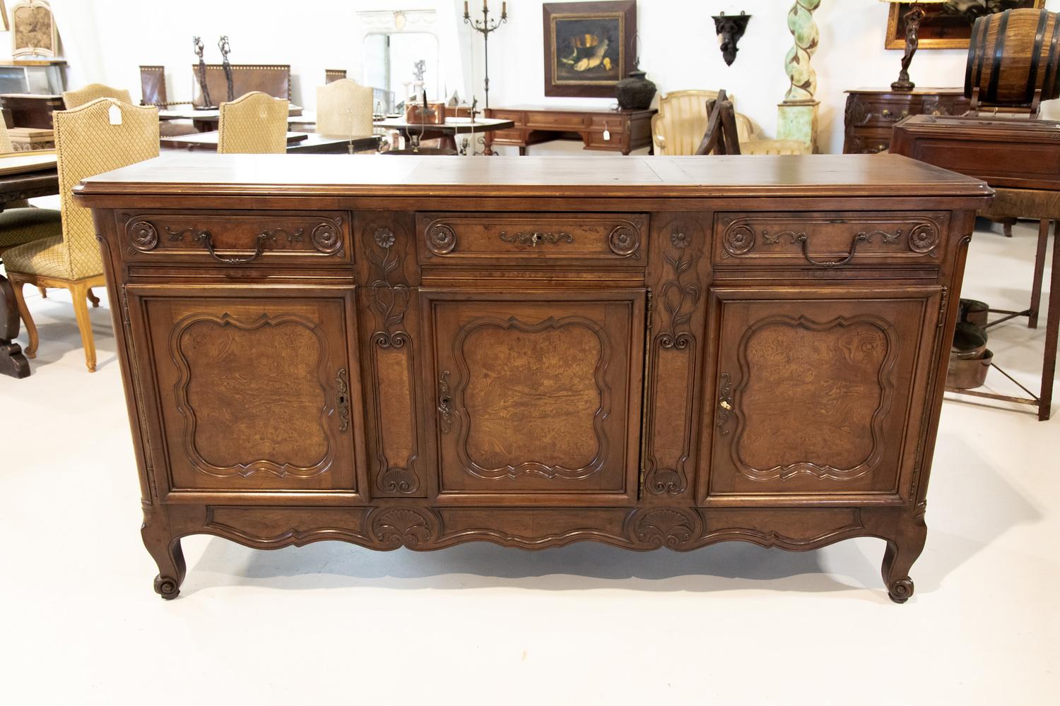 19th century French Country Louis XV style enfilade buffet handcrafted of walnut and burled walnut in the typical technique mastered by the skilled artisans of Bresse, circa 1880s. This beautiful provincial buffet features an inset walnut top above