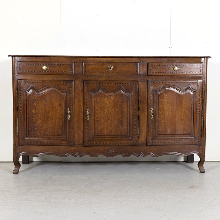 Mid-19th Century 19th Century French Country Louis XV Style Oak Enfilade Buffet with Marquetry For Sale