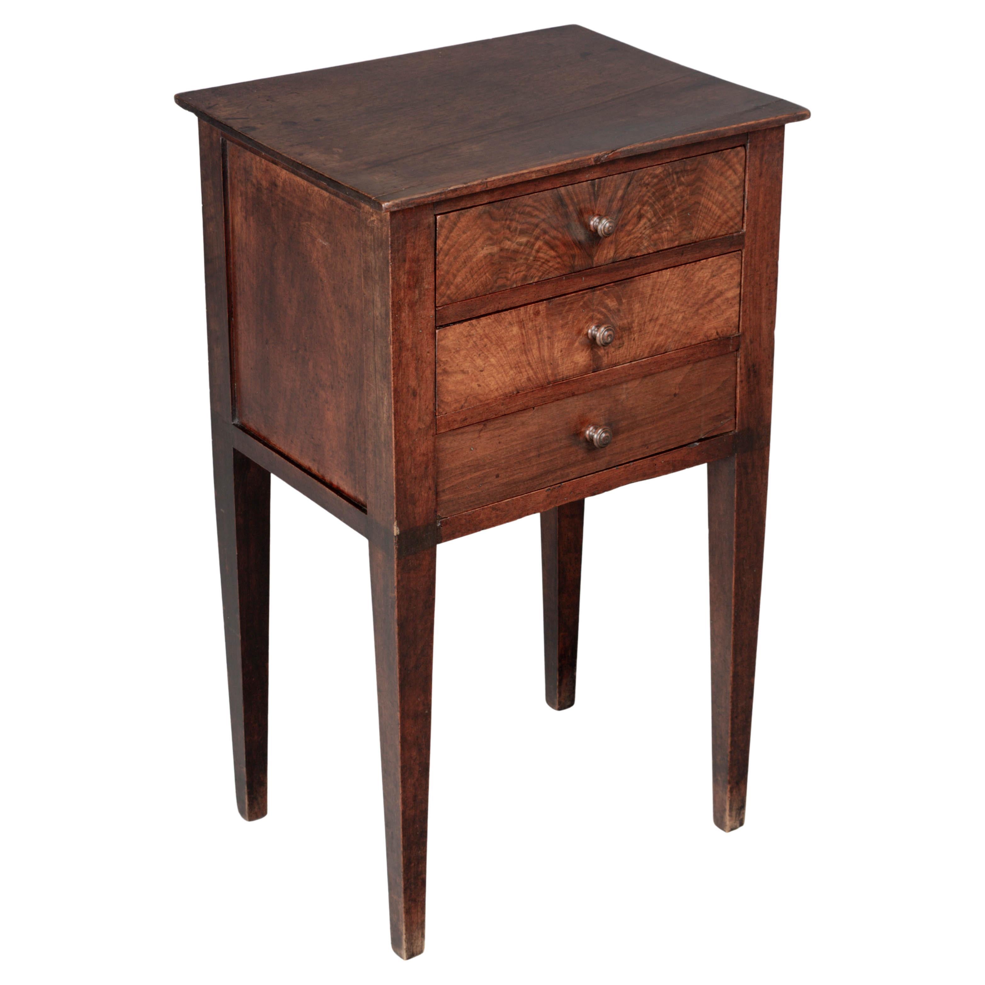 19th Century French Country Walnut Side Table or Nightstand en vente