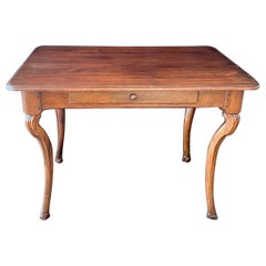 Mesa de escritorio o mesa auxiliar de estilo rústico francés del siglo XIX con pies de pezuña