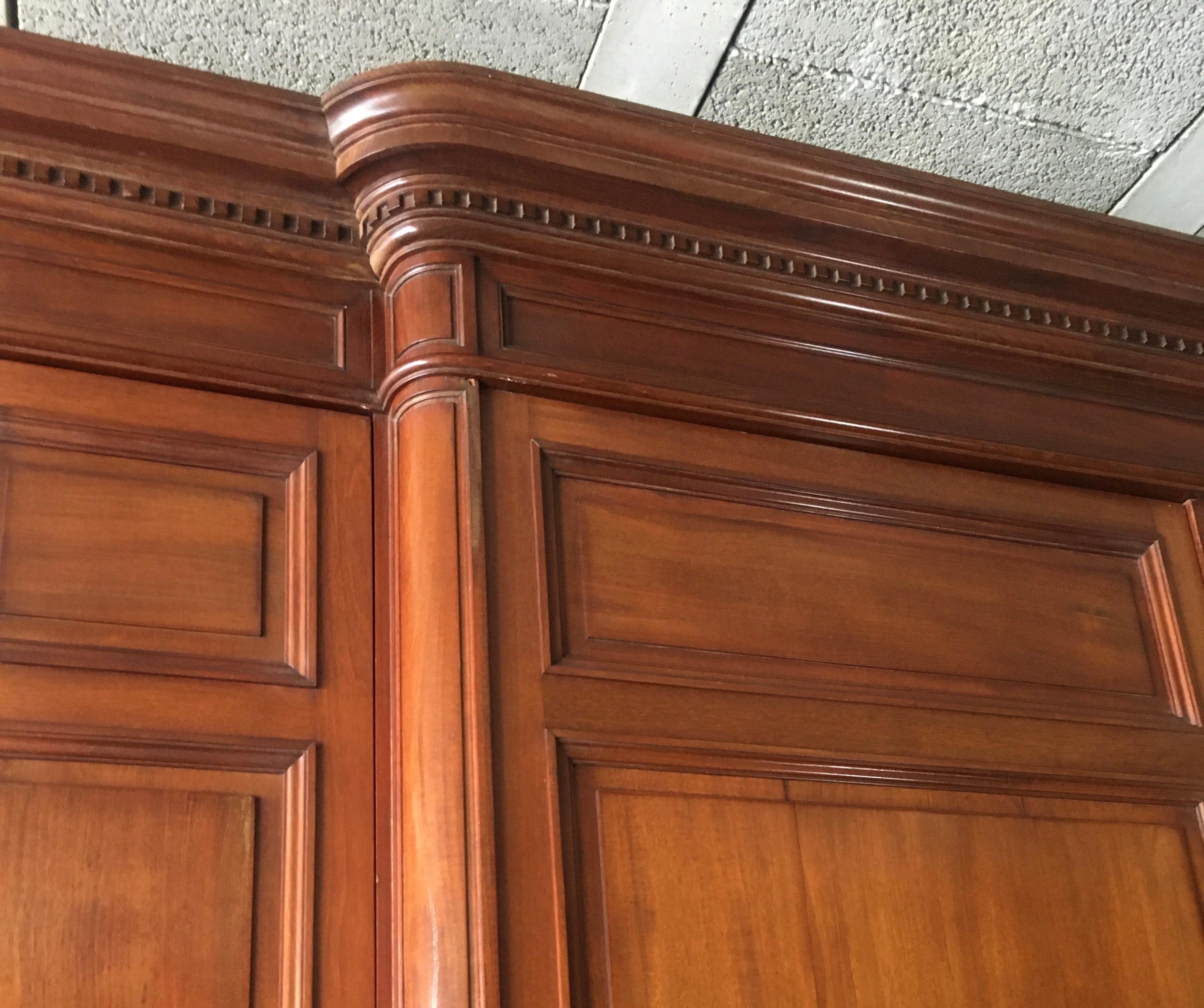 French cabinet in the Louis XVI style, circa 1880, of important dimensions made with very fine quality mahogany. The two shallowest side sections measure 14 1/4