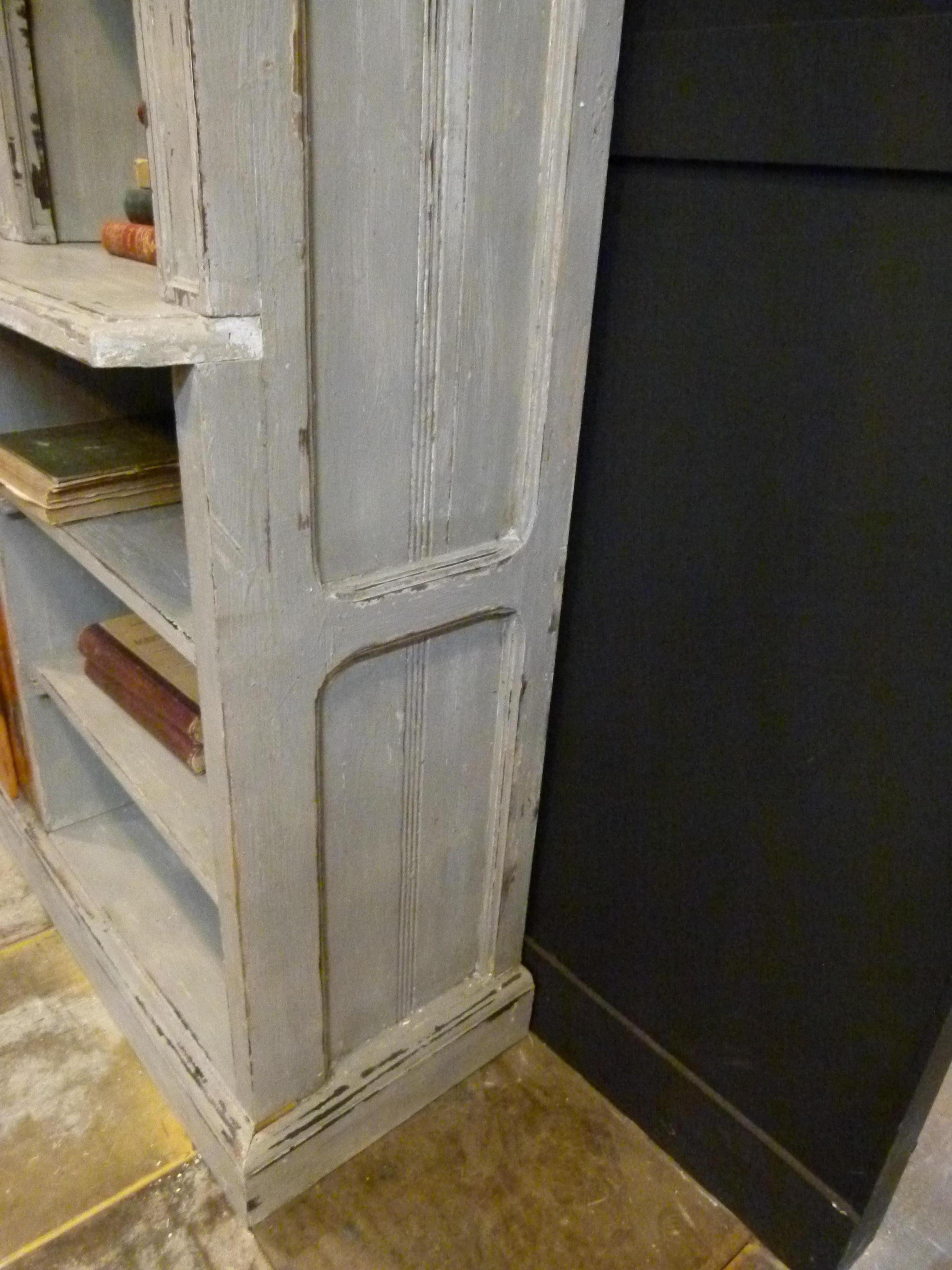 19th Century French Wooden Bookshelf with White Patina In Good Condition In Vulpellac, Girona
