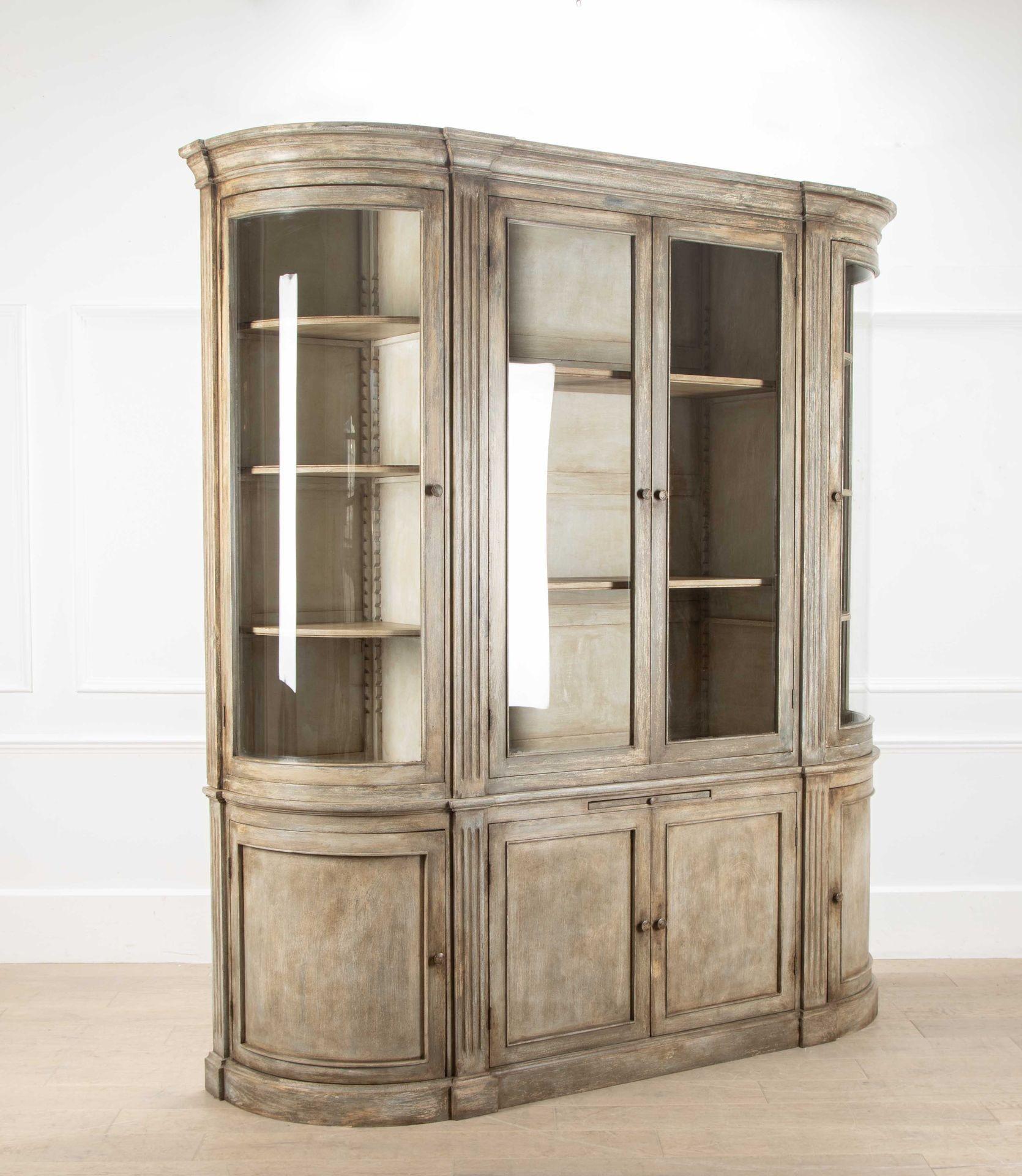 Atemberaubende französische, bemalte Vitrine aus dem 19. Jahrhundert von grandioser Größe. 


Über 4,5 Fuß hohe, geschwungene Glastüren flankieren jede Seite mit einem Paar verglaster Türen in der Mitte und lassen dieses monumentale Stück elegant