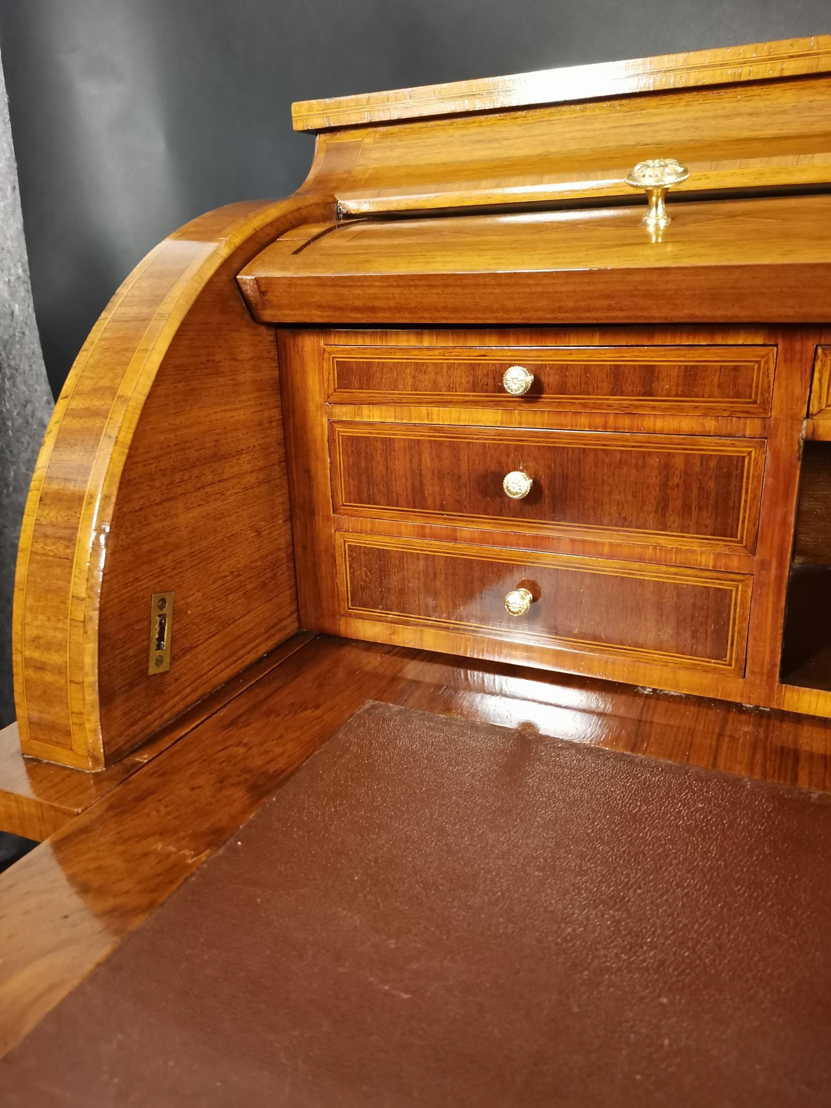 Fait main Bureau cylindrique français du 19ème siècle en marqueterie de style Louis XVI en vente