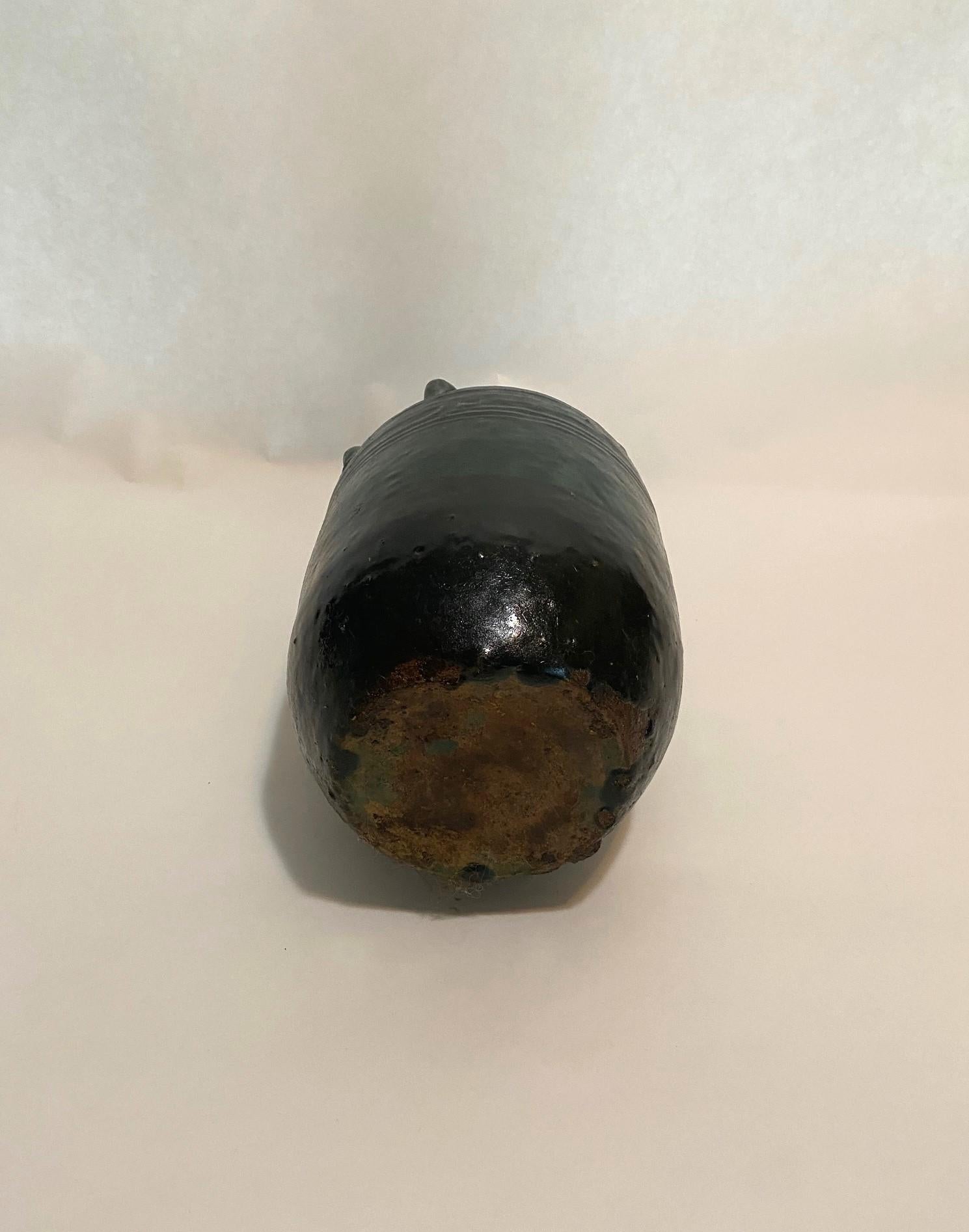 Salero francés del siglo XIX esmaltado en verde oscuro y negro en Bastante bueno estado para la venta en North Salem, NY
