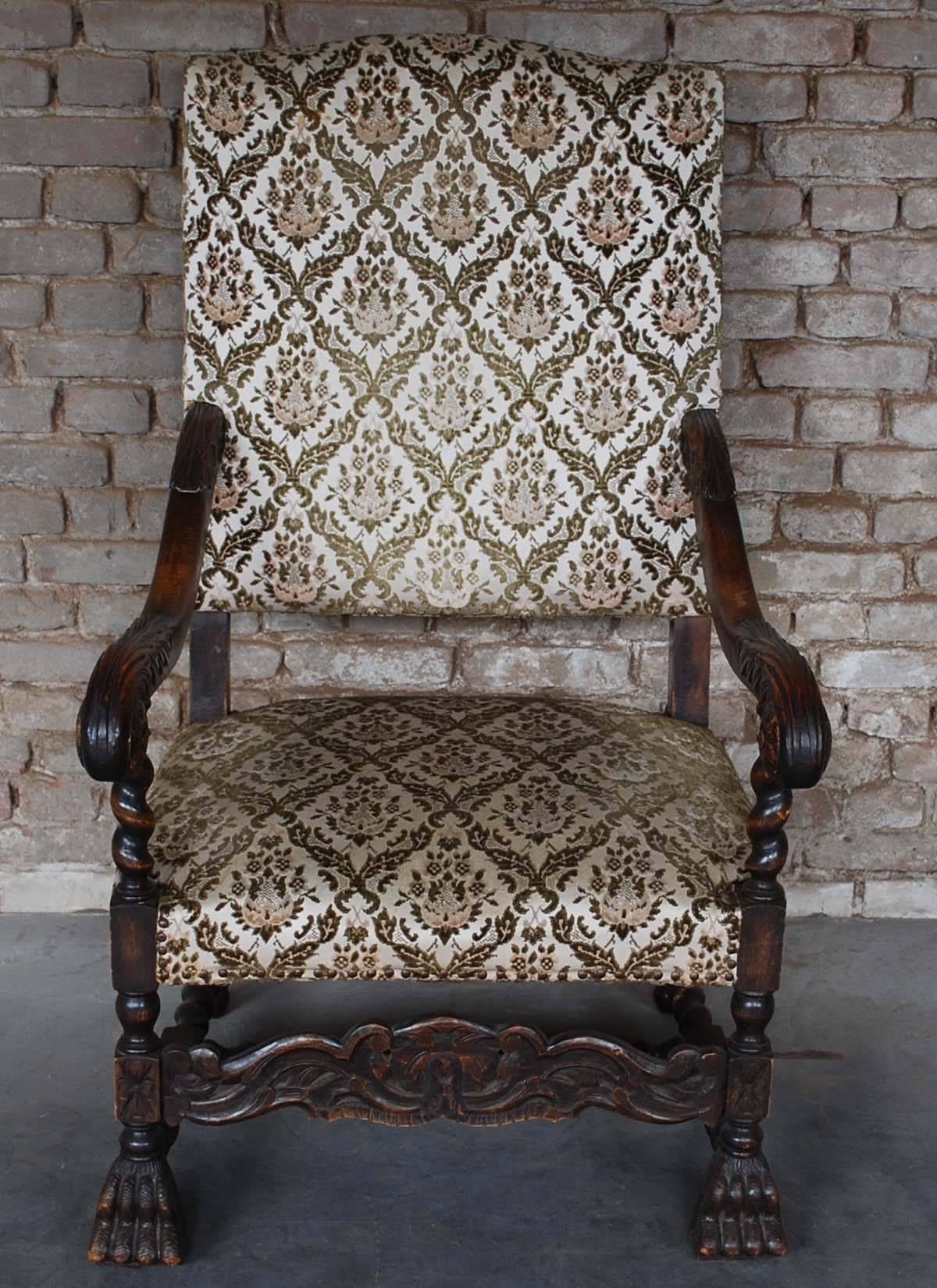 This late 19th century tall back French throne chair is made in solid beechwood.
It has the original upholstery. The armrests have acanthus leave carvings.
With spooled legs that end in claw feet and H-stretcher that provide stability.
The wood