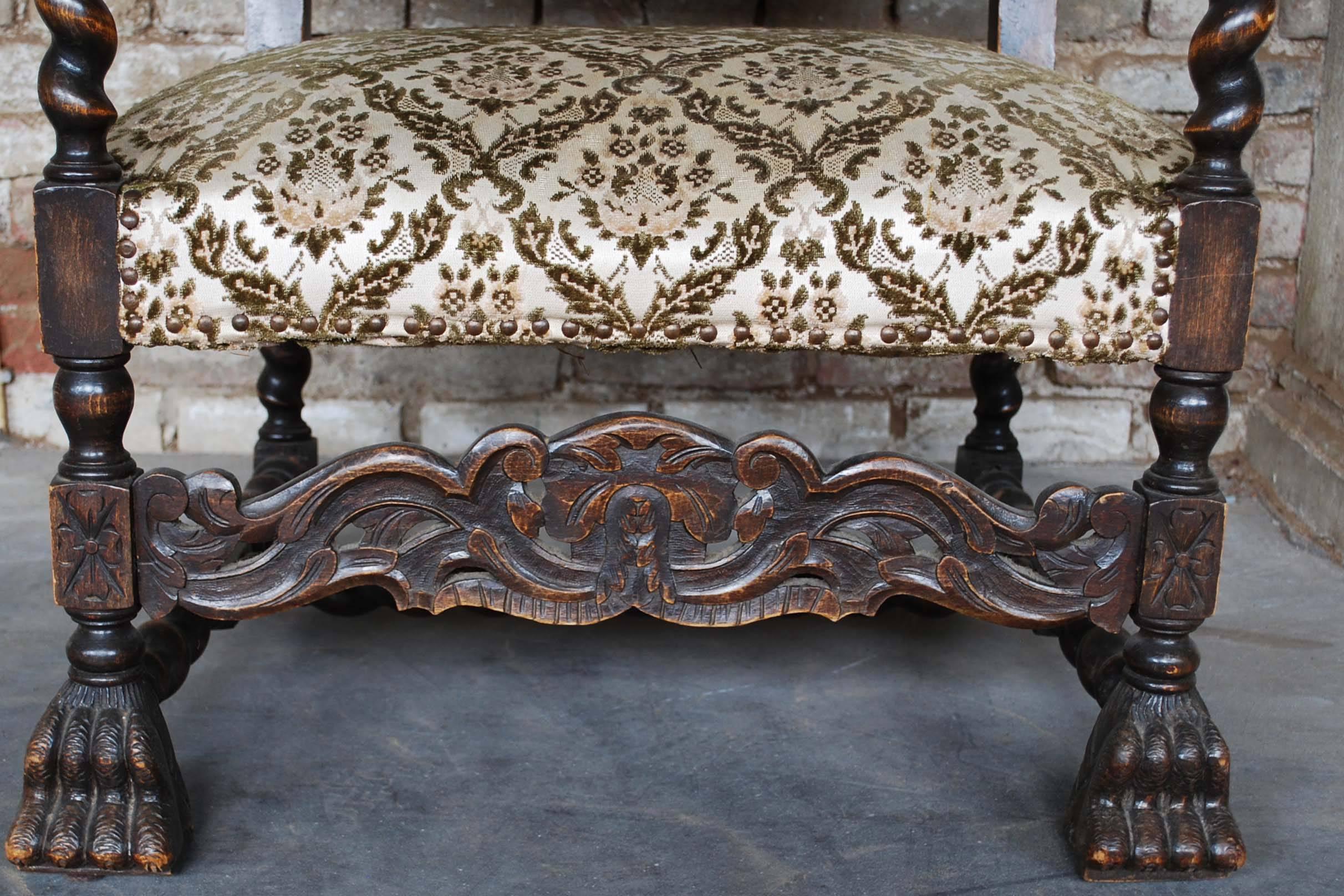 Français Chaise trône française du 19ème siècle en bois de hêtre teinté foncé en vente