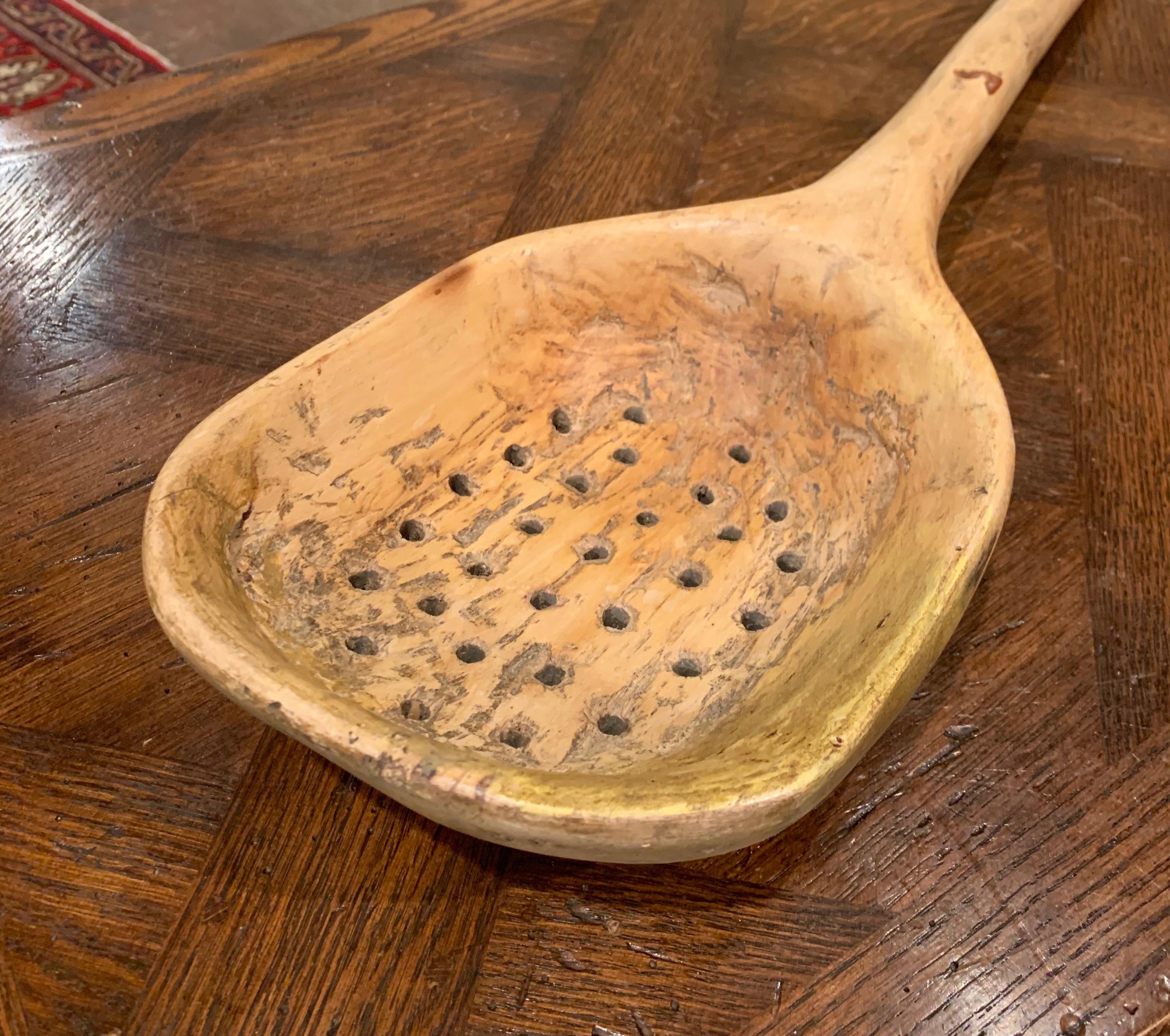 19th Century French Decorative Carved Walnut Spoon In Excellent Condition For Sale In Dallas, TX
