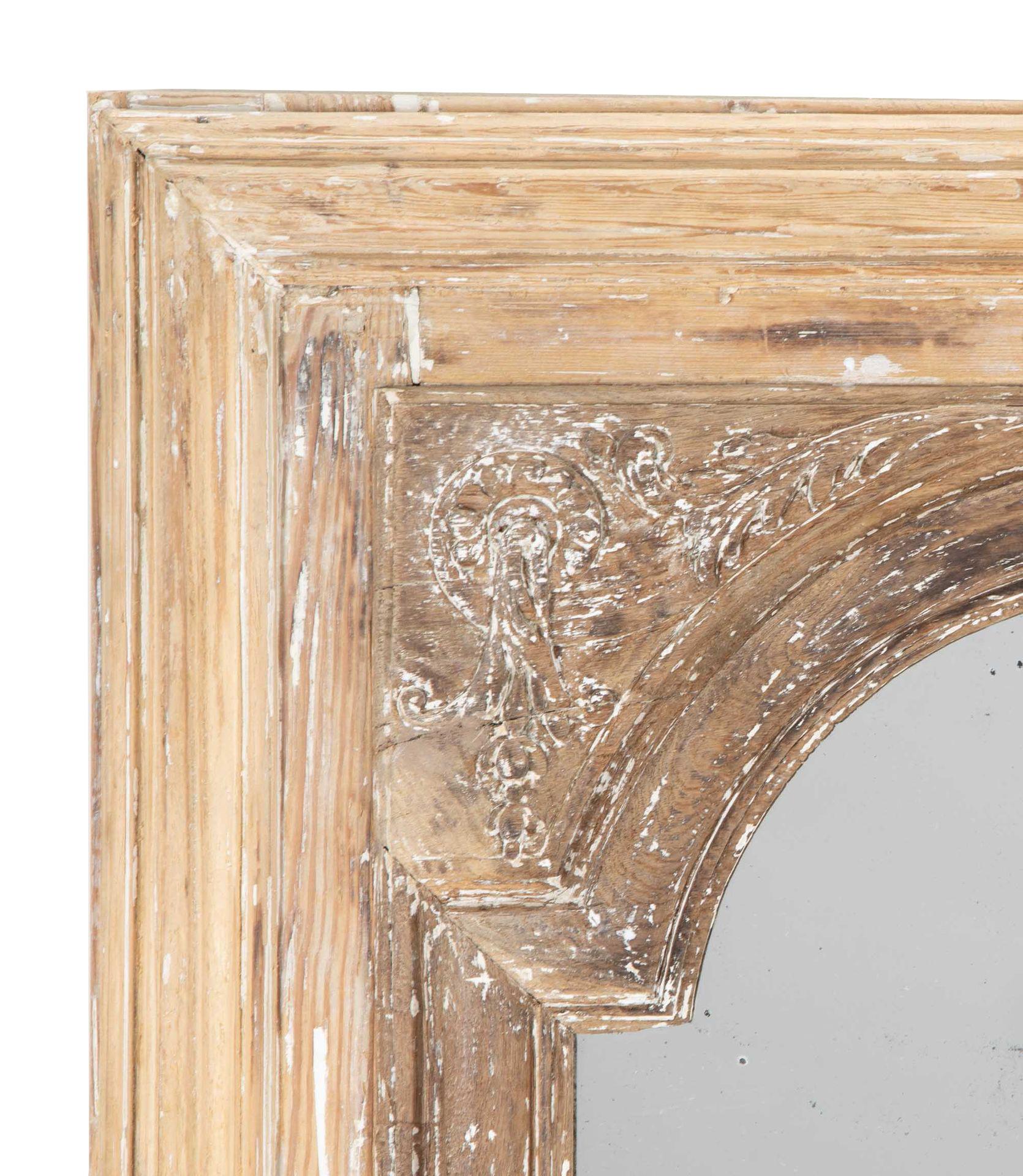 Dekorativer französischer Spiegel des späten 19. Jahrhunderts.
Aus geschnitzten Holzarchitekturfragmenten, mit einer Quecksilberglasplatte.
Um 1880.
