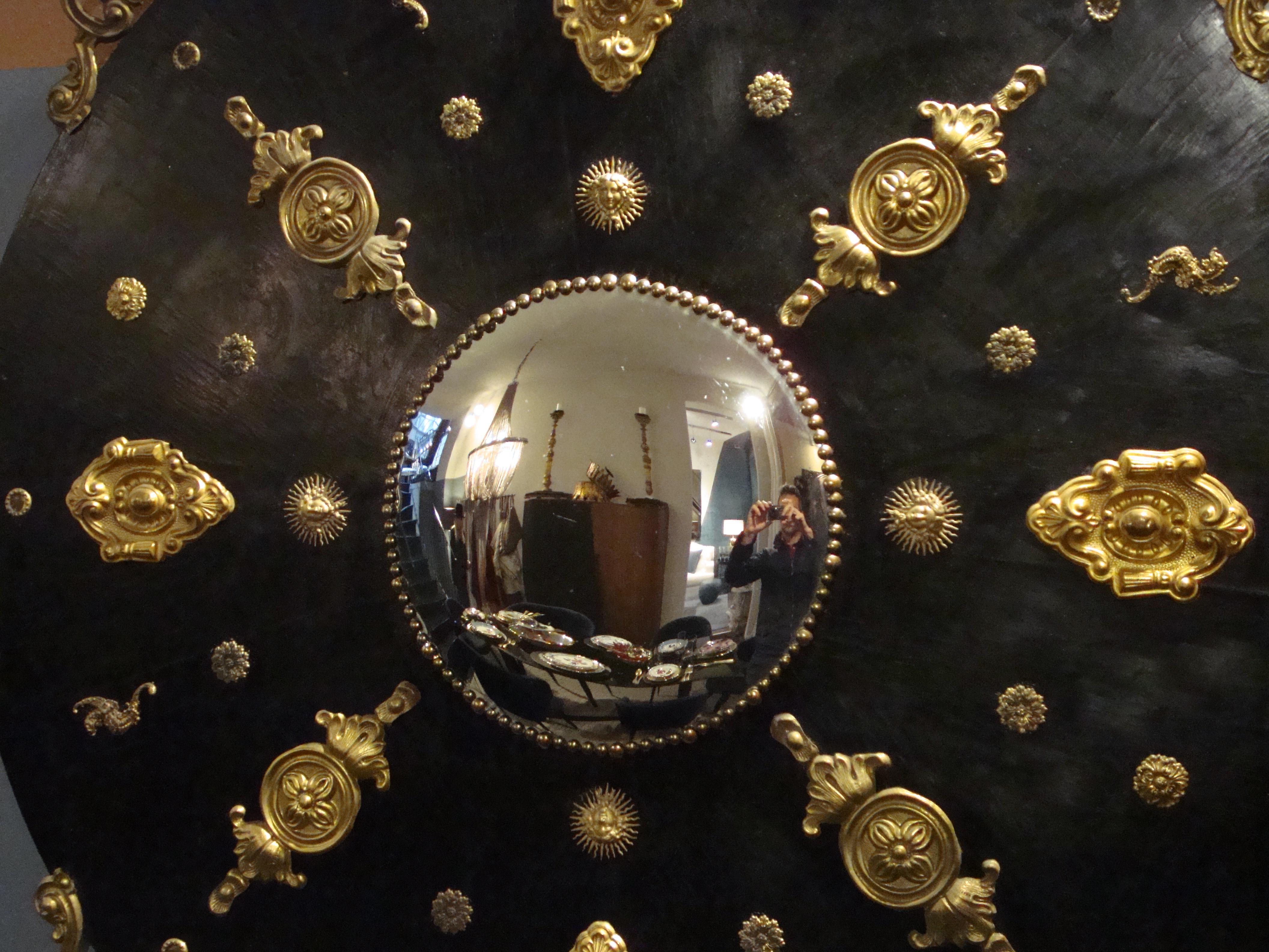 Large round late 19th century decorative black lacquered wood convex mirror, the frame with brass friezes applied
Measures: diameter 113cm, diameter mirror 33cm.