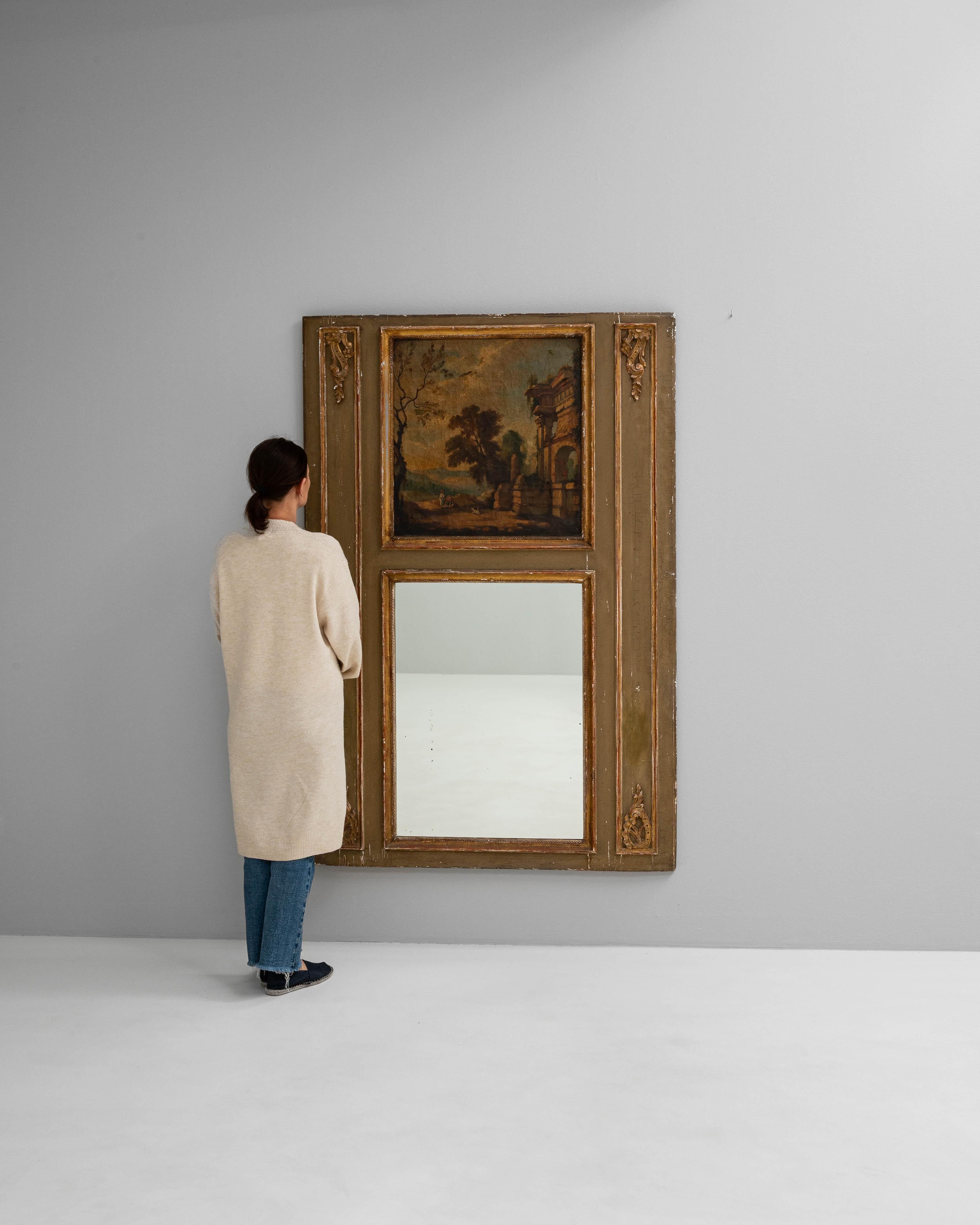Questo specchio decorativo francese del XIX secolo presenta un dipinto a olio integrato sopra la lastra dello specchio, offrendo un mix unico di design funzionale e arte. La cornice è realizzata in legno e conserva tracce della sua finitura
